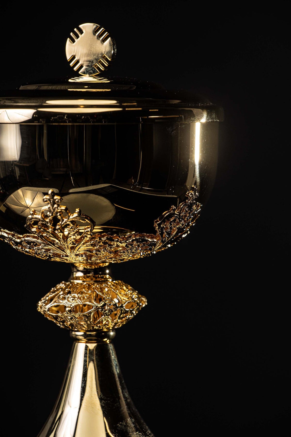 Handcrafted Gold-Plated Brass Ciborium, 8.75 in (22 cm)