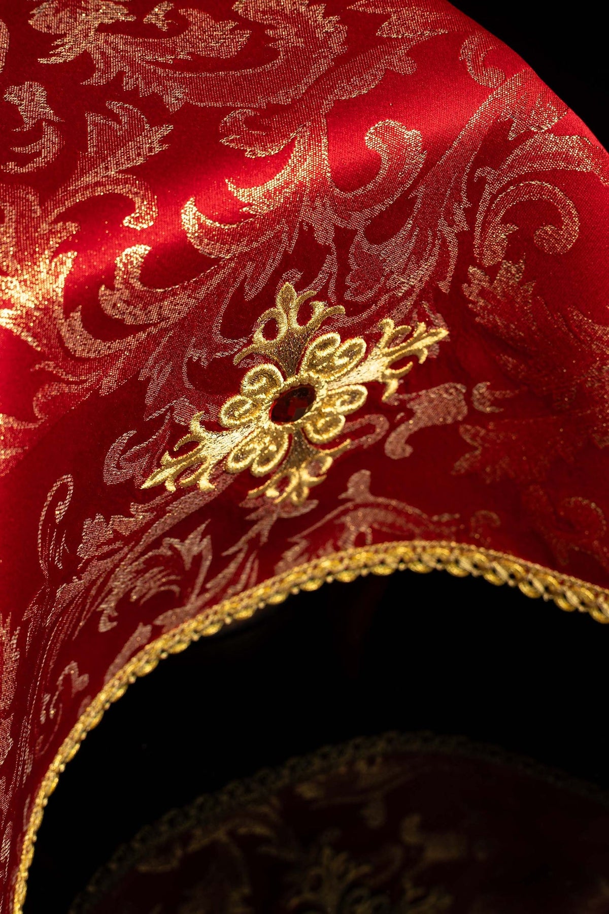 Welon na kielich haftowany z motywem krzyża i kamieniem czerwony