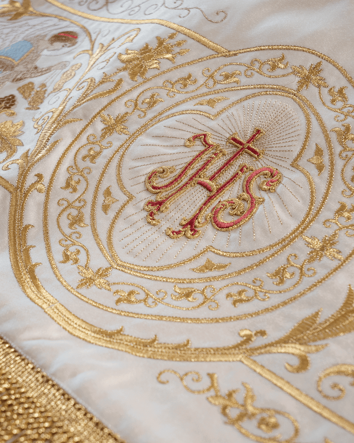 Haftowany monogram IHS na baldachimie liturgicznym z pelikanem