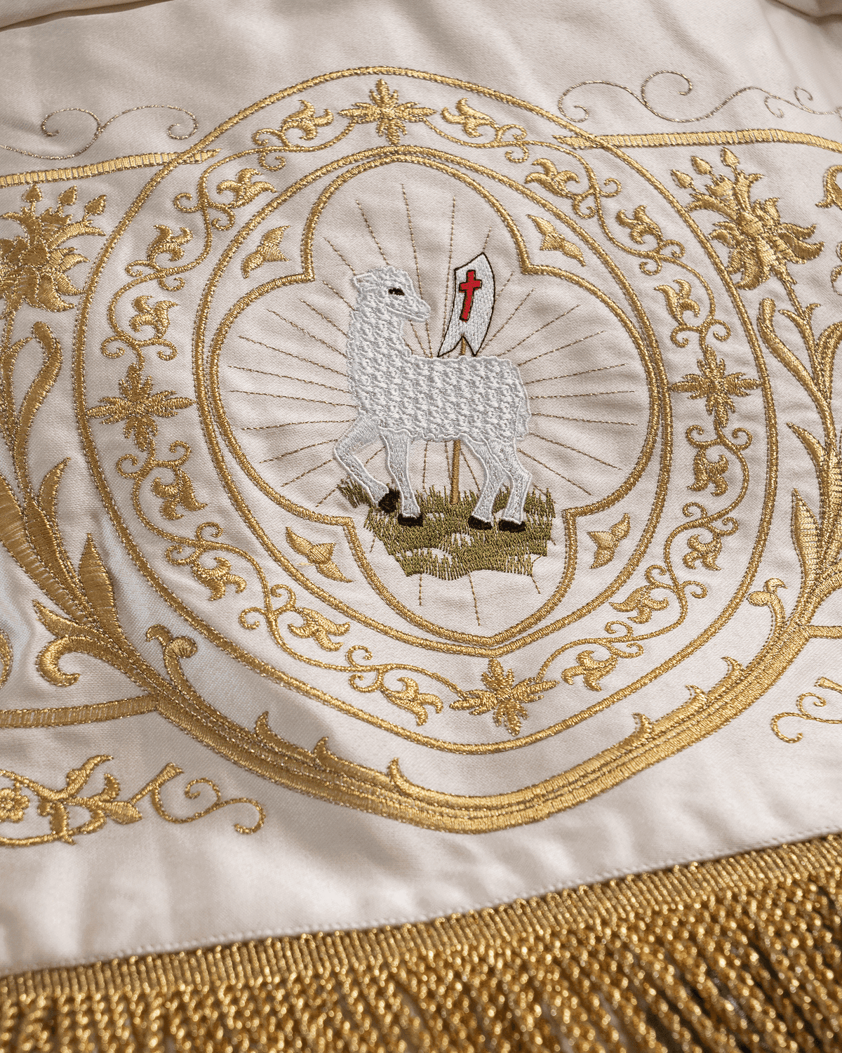 Gołębica Ducha Świętego haftowana na spodzie baldachimu liturgicznego ecru