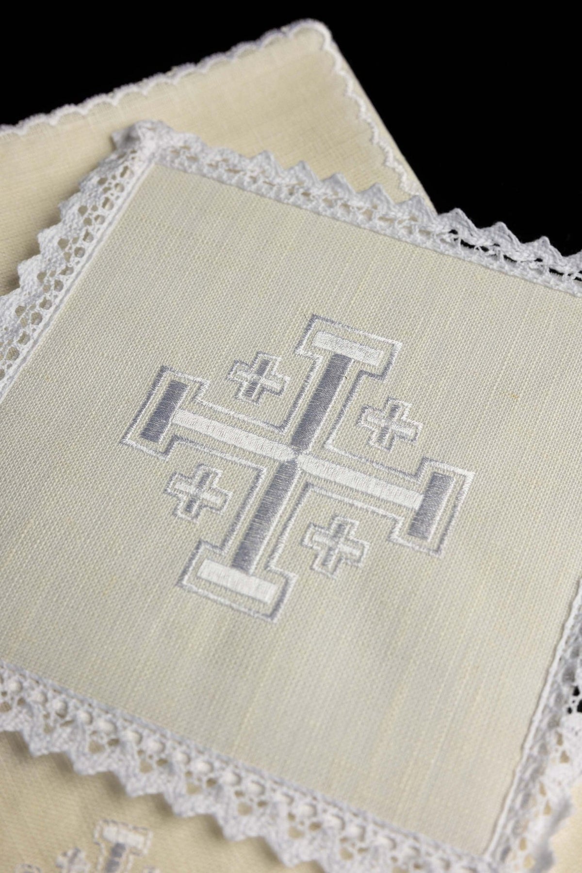 Bielizna kielichowa lniana haftowana Krzyż jerozolimski