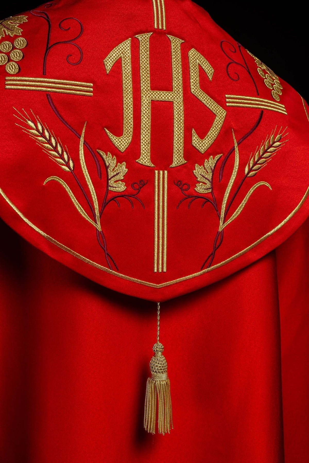 Czerwona kapa liturgiczna z złotym haftem IHS i winogron