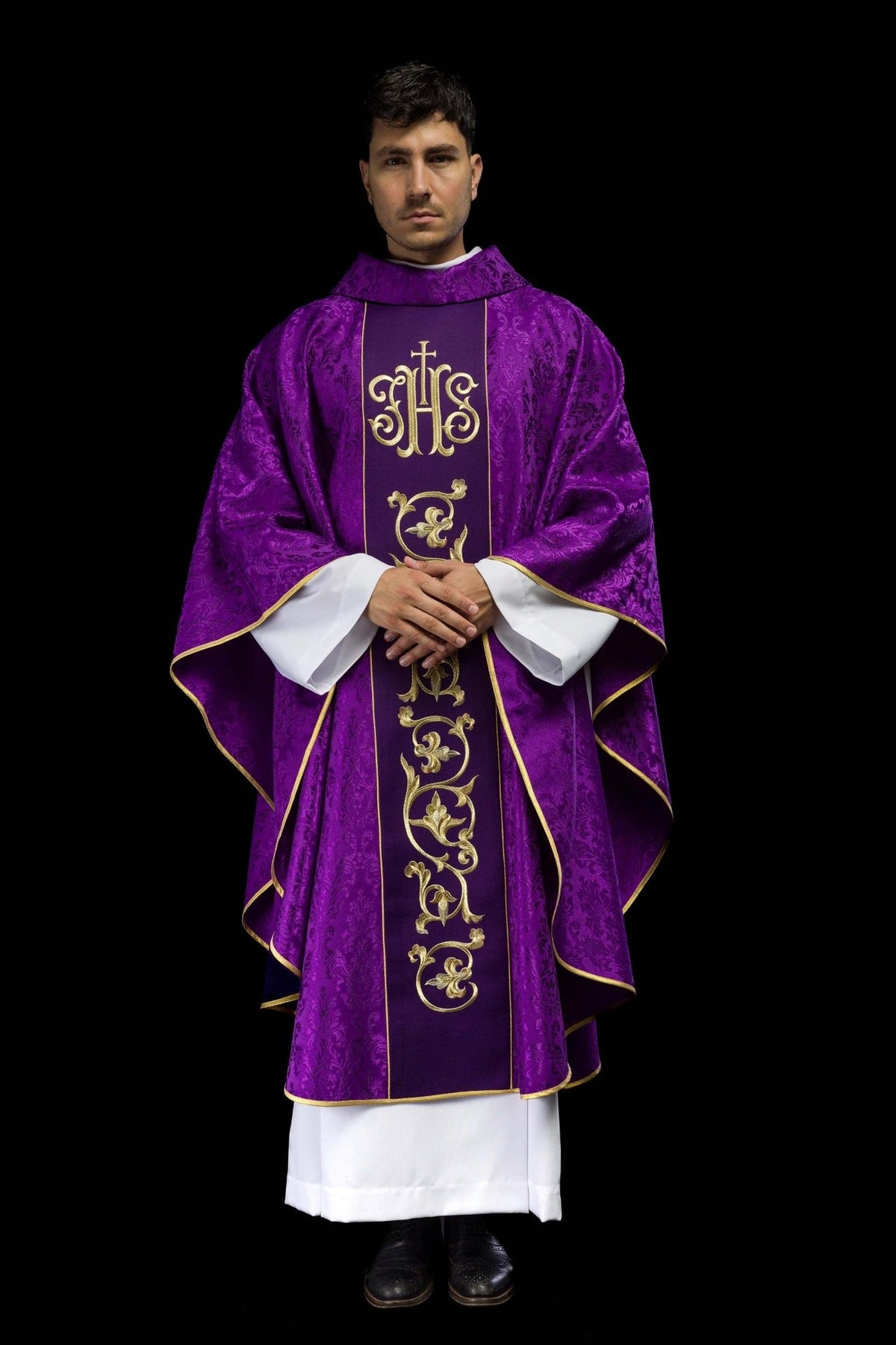 Fioletowy Ornat liturgiczny z bogato zdobionym pasem IHS
