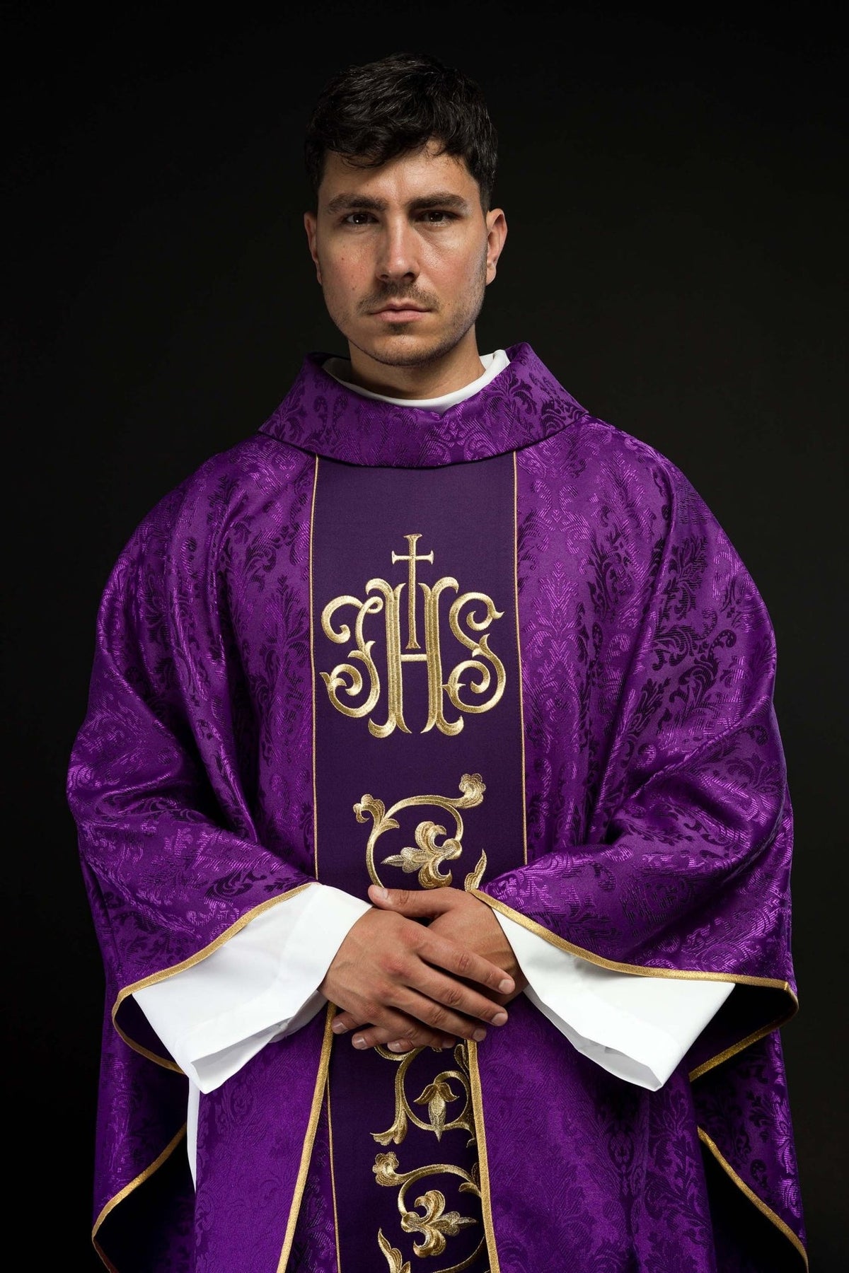 Fioletowy Ornat liturgiczny z bogato zdobionym pasem IHS