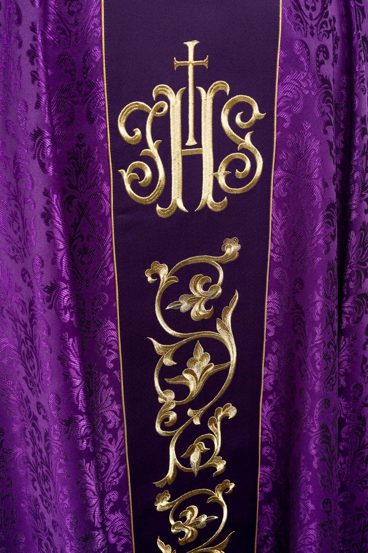 Fioletowy Ornat liturgiczny z bogato zdobionym pasem IHS