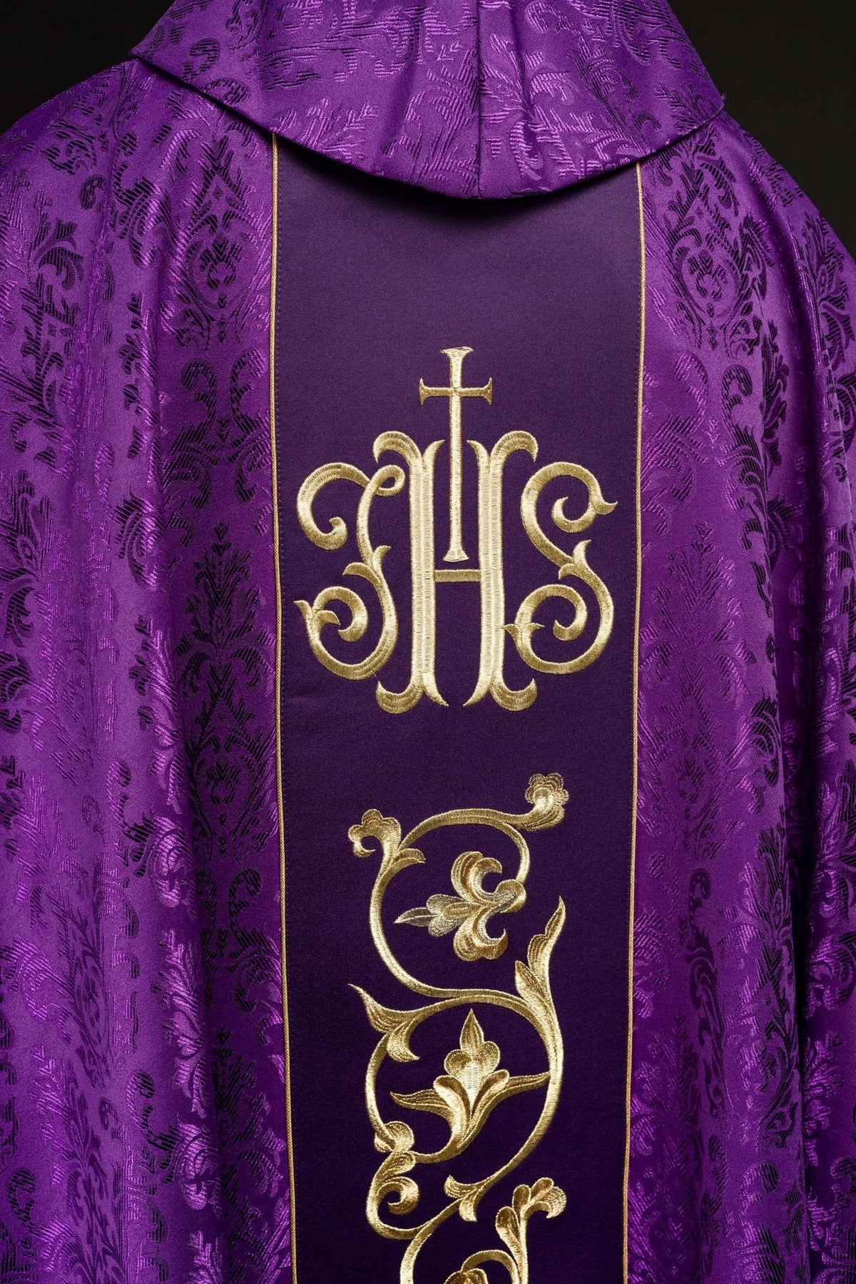 Fioletowy Ornat liturgiczny z bogato zdobionym pasem IHS