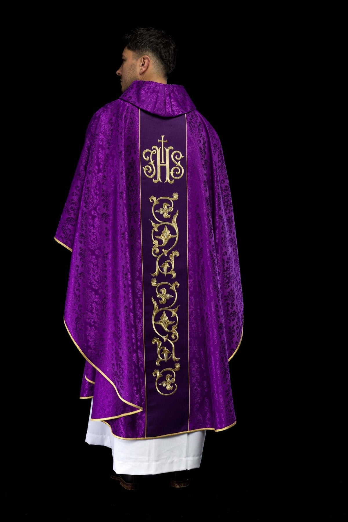 Fioletowy Ornat liturgiczny z bogato zdobionym pasem IHS