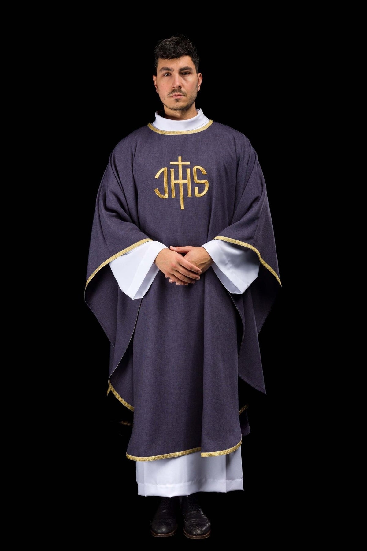 Fioletowy ornat liturgiczny z złotym haftem IHS