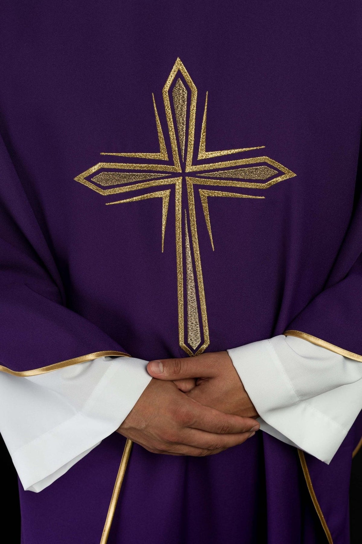Fioletowy ornat z haftem krzyża i złotą lamówką
