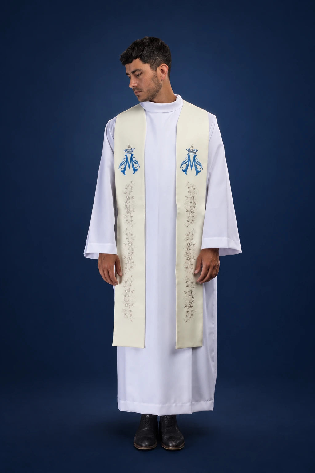 Front view of an ecru Marian stole with blue Marian monograms and delicate floral embroidery לאורך the length