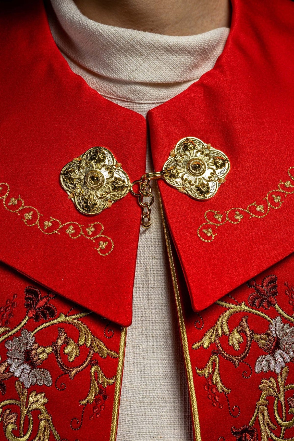 Kapa liturgiczna haftowana IHS w kolorze czerwonym