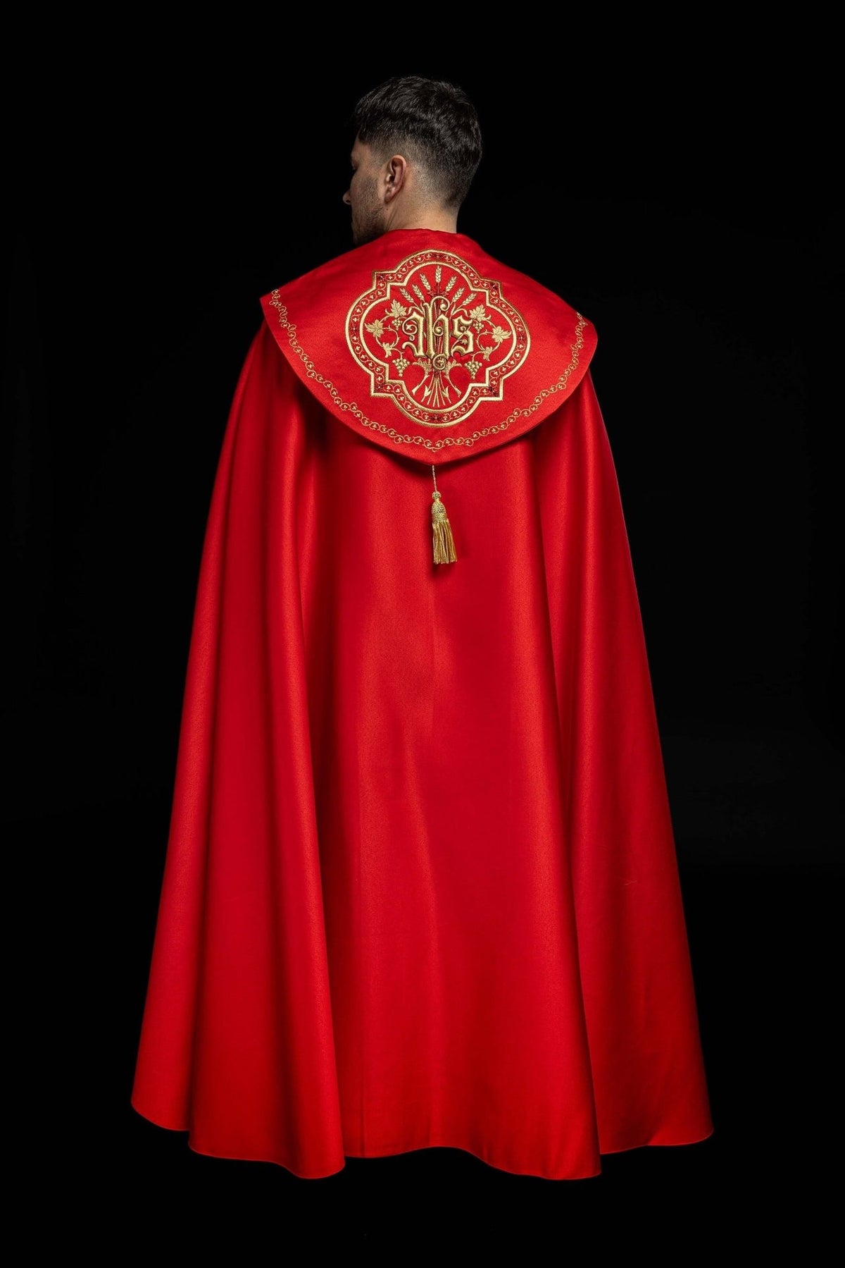 Kapa liturgiczna haftowana IHS w kolorze czerwonym
