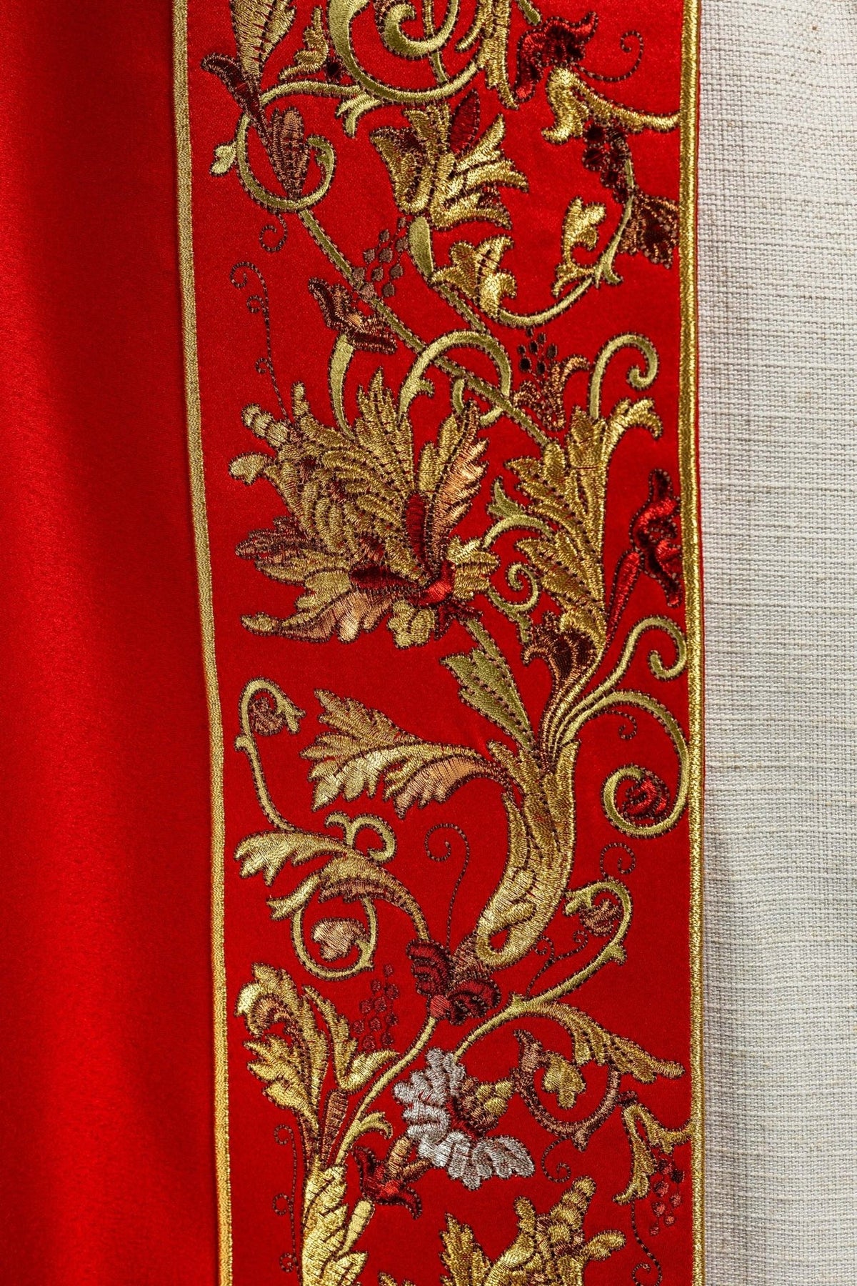 Kapa liturgiczna haftowana IHS w kolorze czerwonym