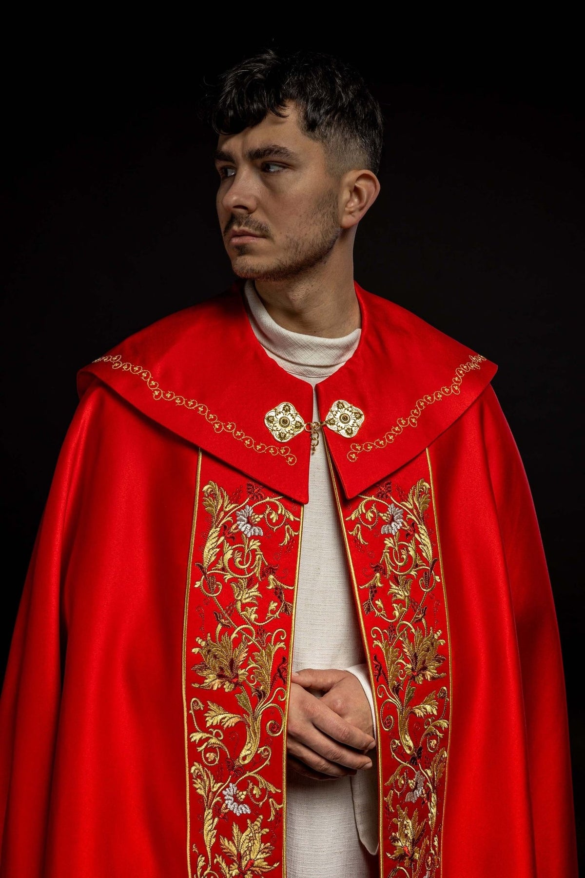 Kapa liturgiczna haftowana IHS w kolorze czerwonym