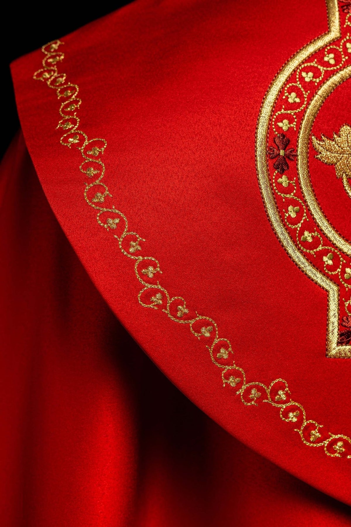 Kapa liturgiczna haftowana IHS w kolorze czerwonym