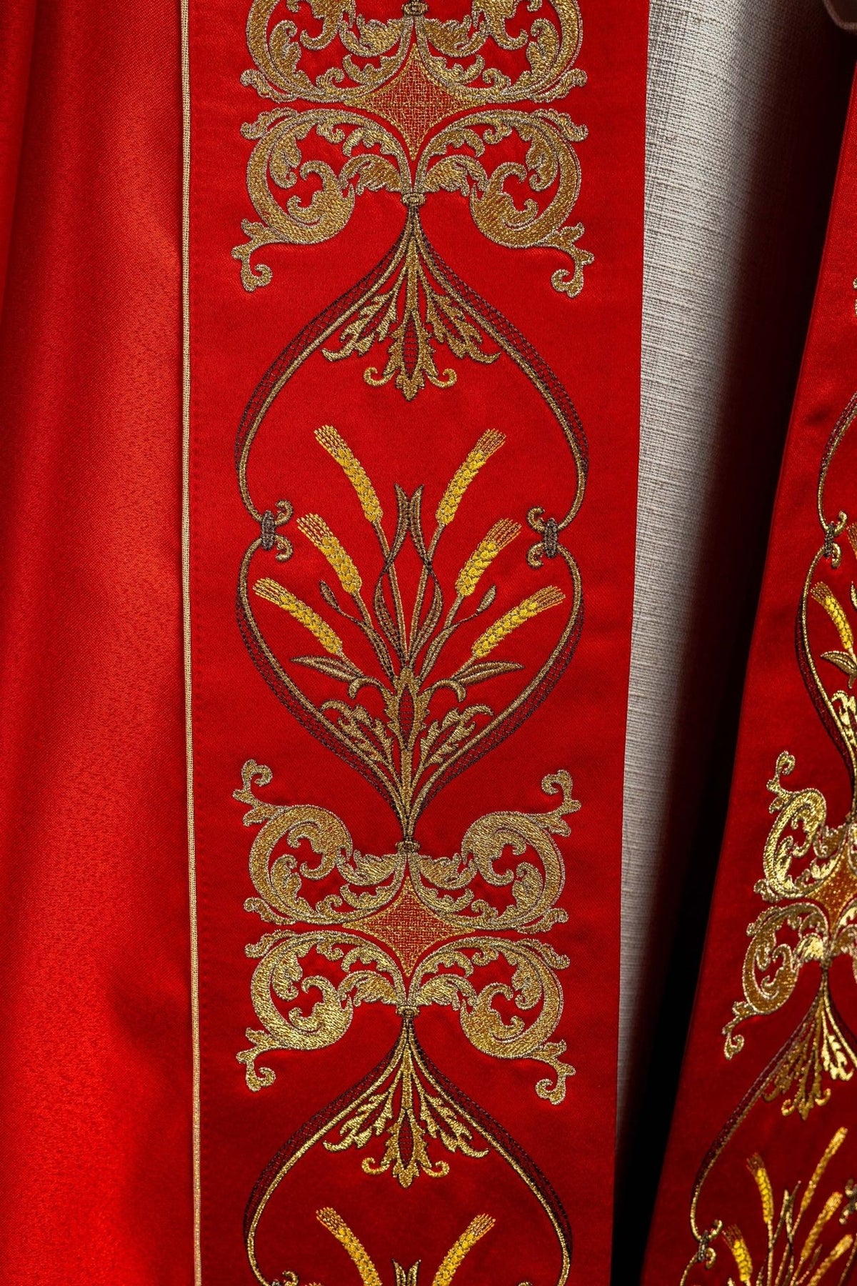 Kapa liturgiczna haftowana kielich i IHS w odcieniu czerwonym