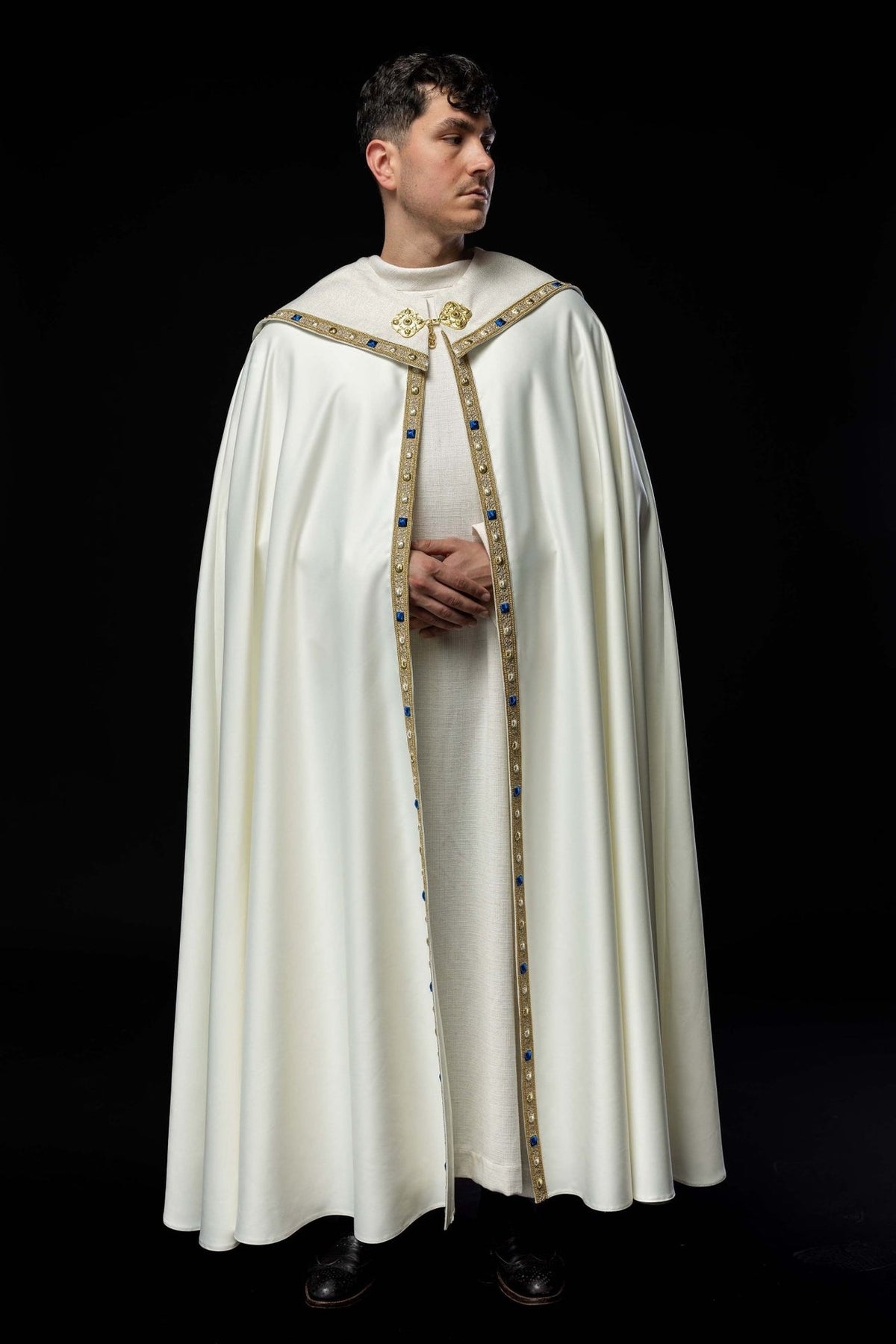 Kapa liturgiczna haftowana z herbem maryjnym
