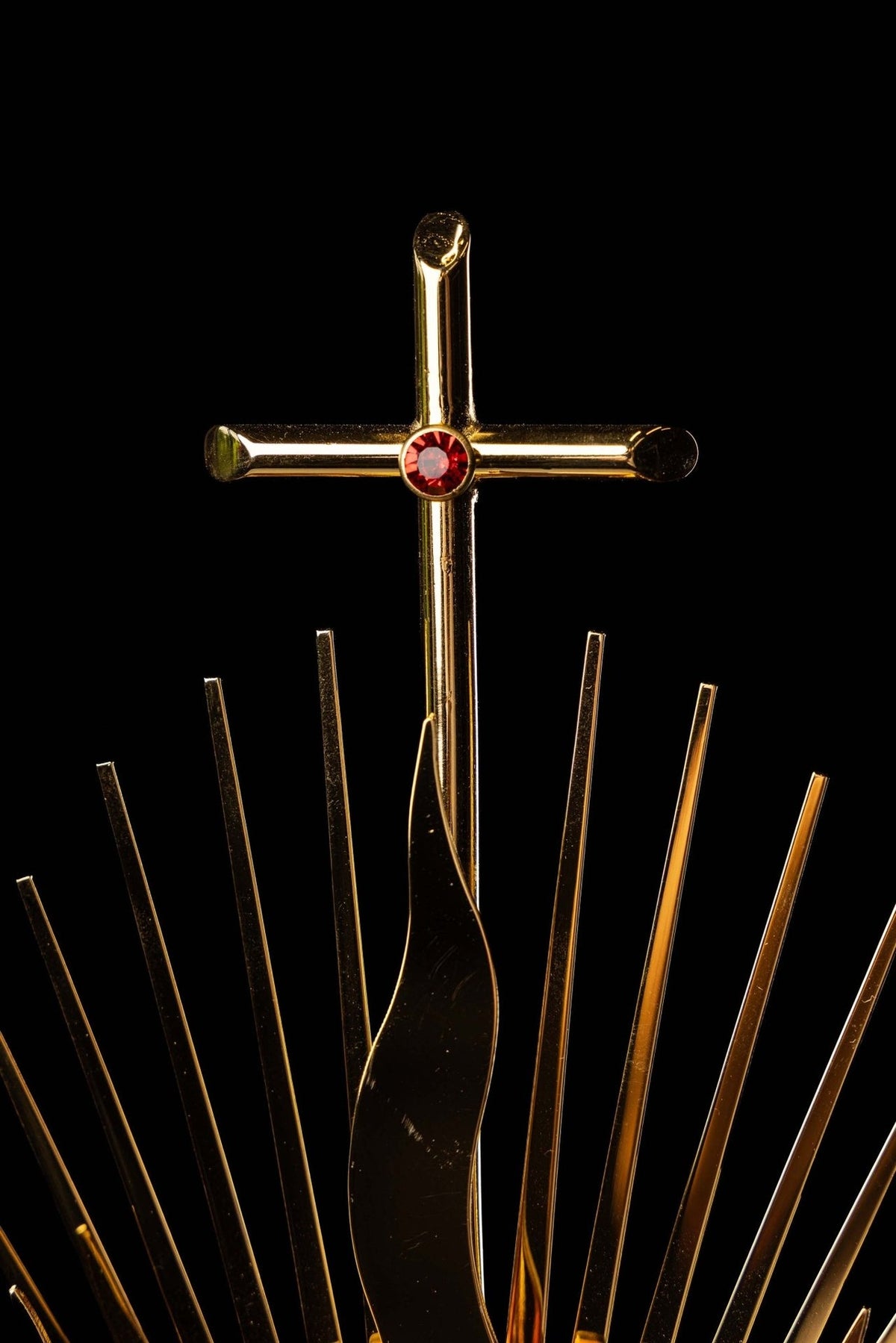 Gold-plated radiant monstrance rays and decorative side flame detail