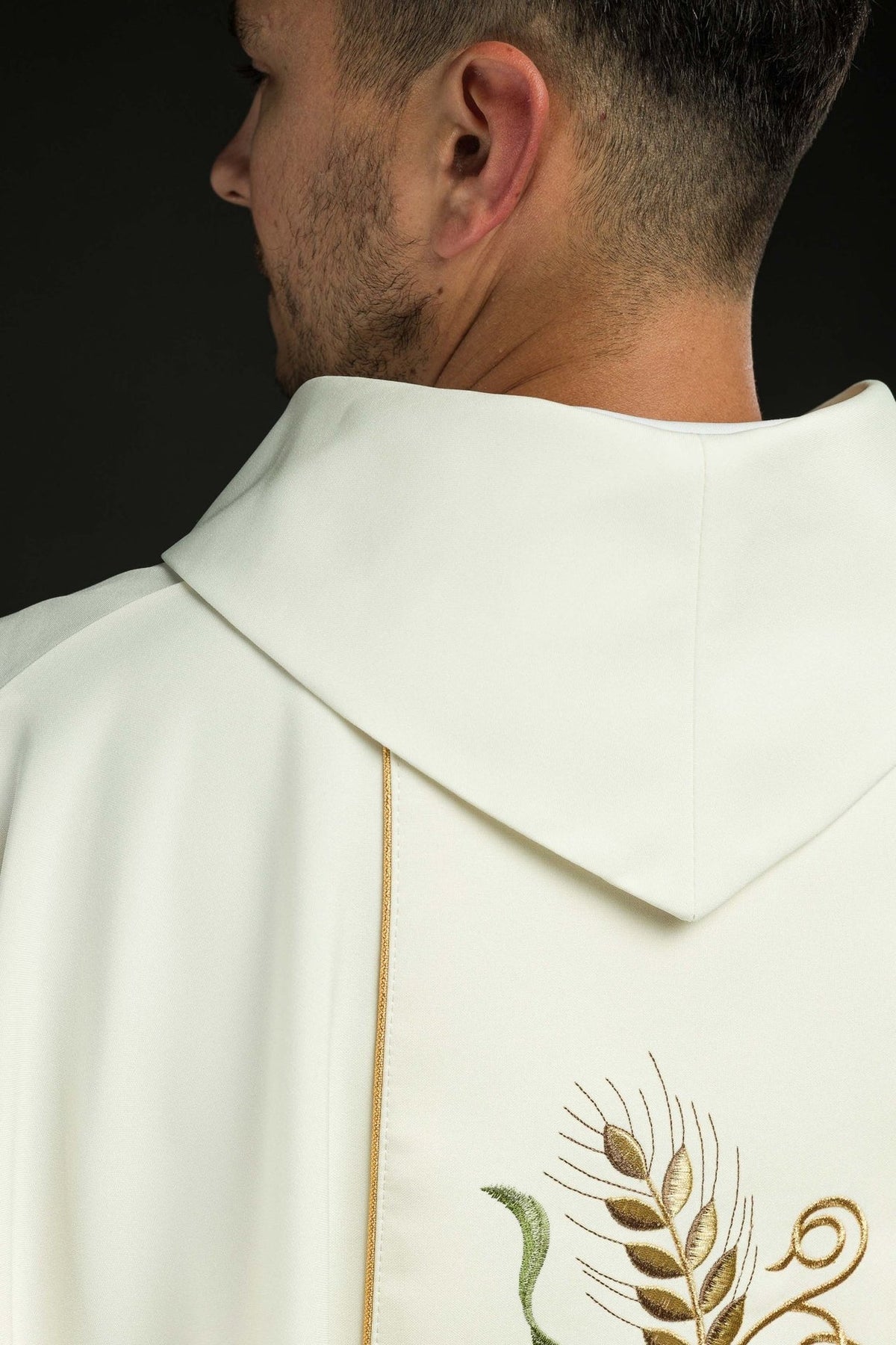 Ecru chasuble back close-up with stand-up collar and wheat embroidery