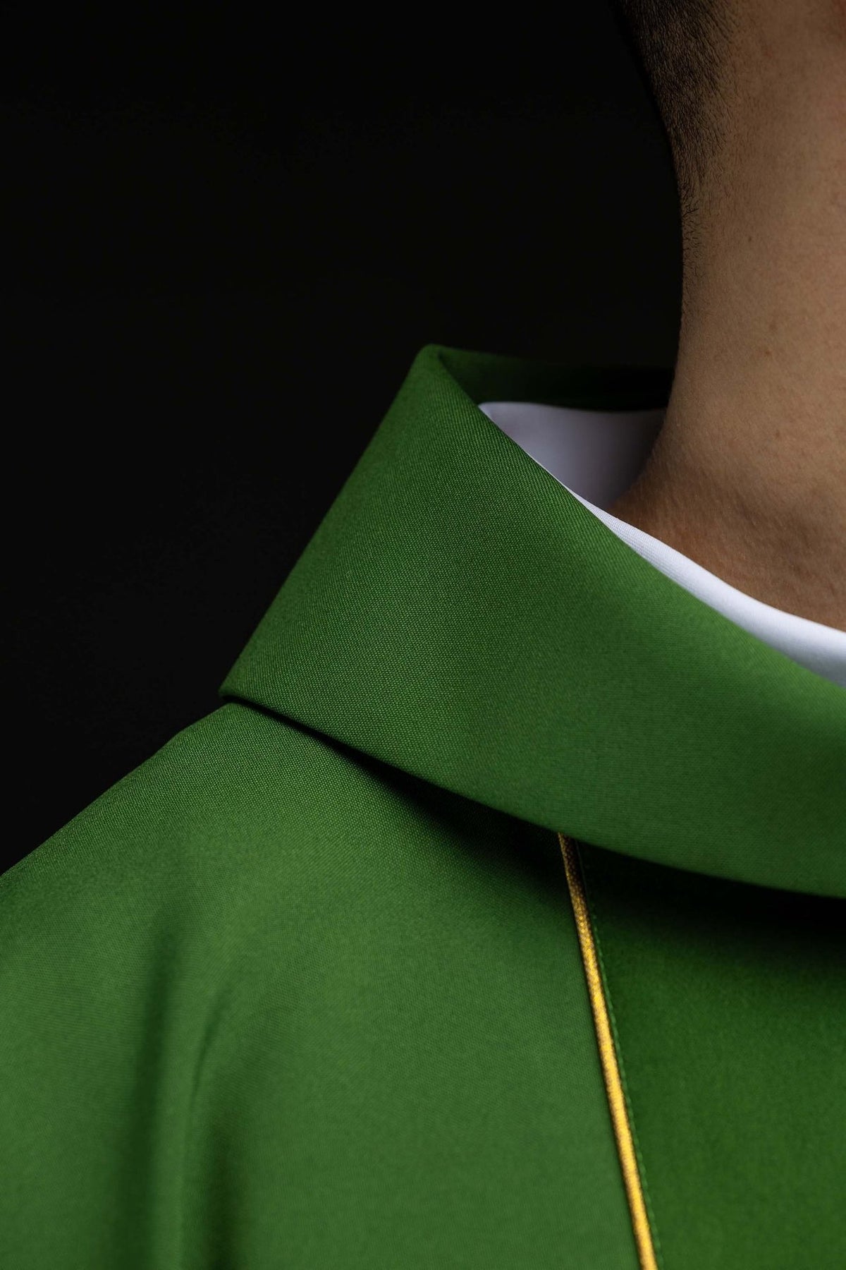 Green chasuble, close-up of the stand-up collar and gold trim