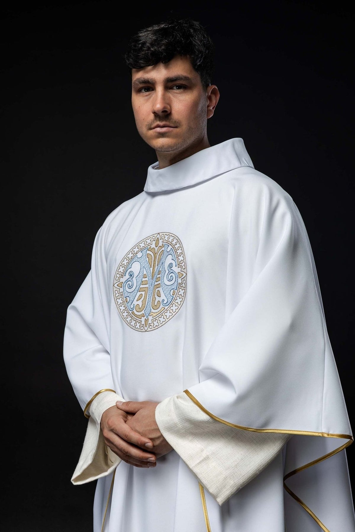 Marian chasuble worn from the side, showing the stand-up collar, wide sleeves and gold trim