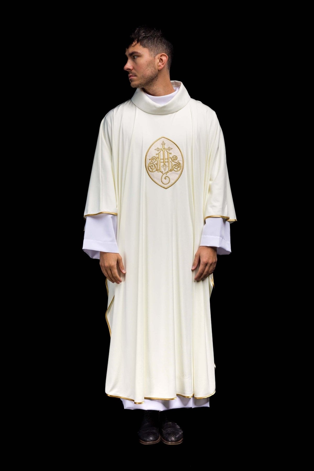 SACROLITE knit chasuble, front view in ecru with stand-up collar and gold trim