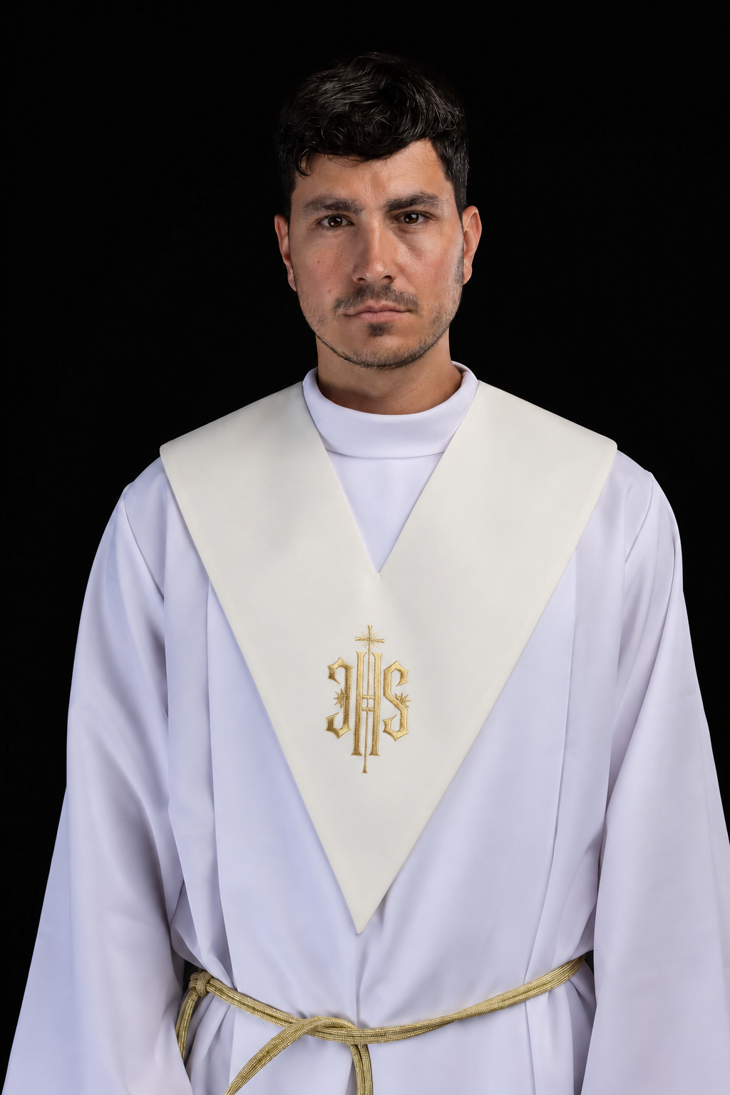 Ecru Lector's scapular worn over a white alb, front close view
