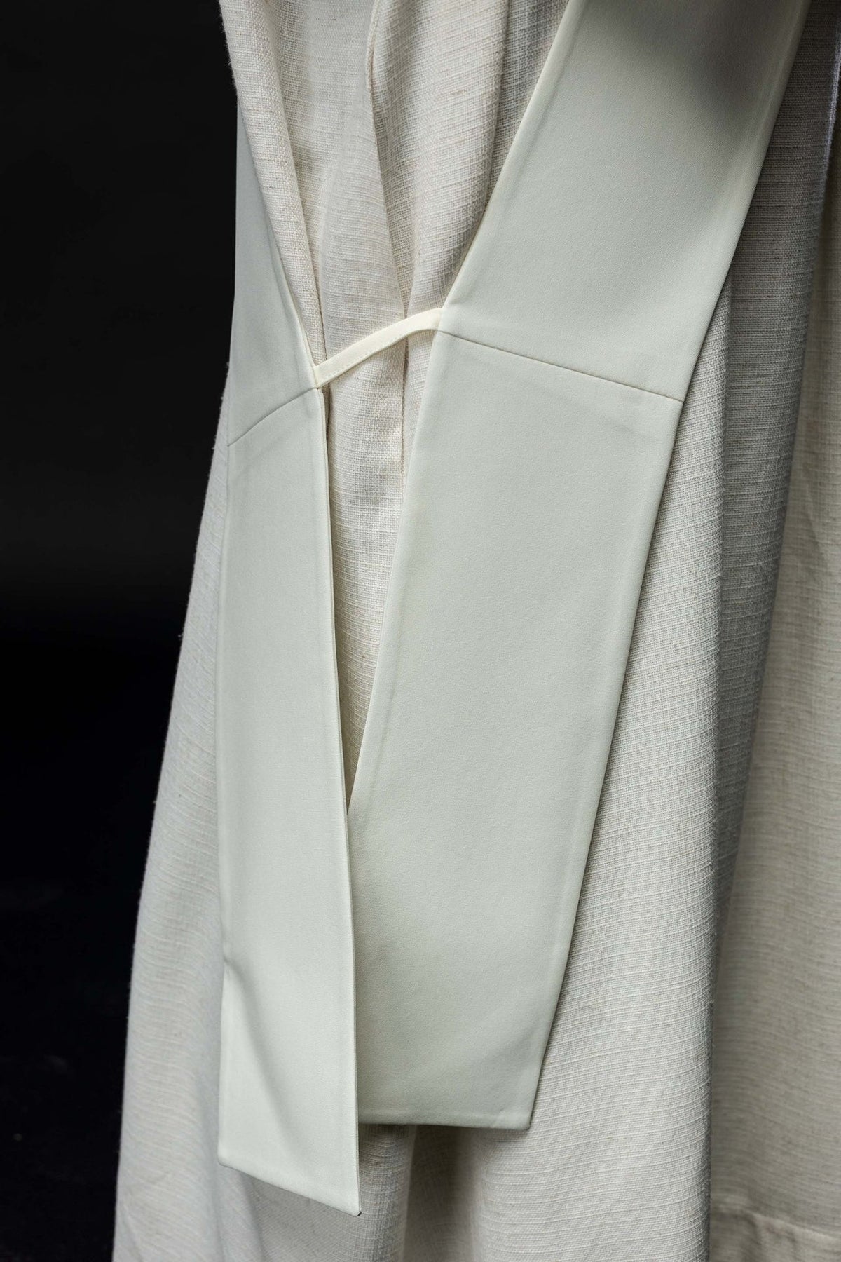 White stole back detail showing the plain reverse and connecting strap