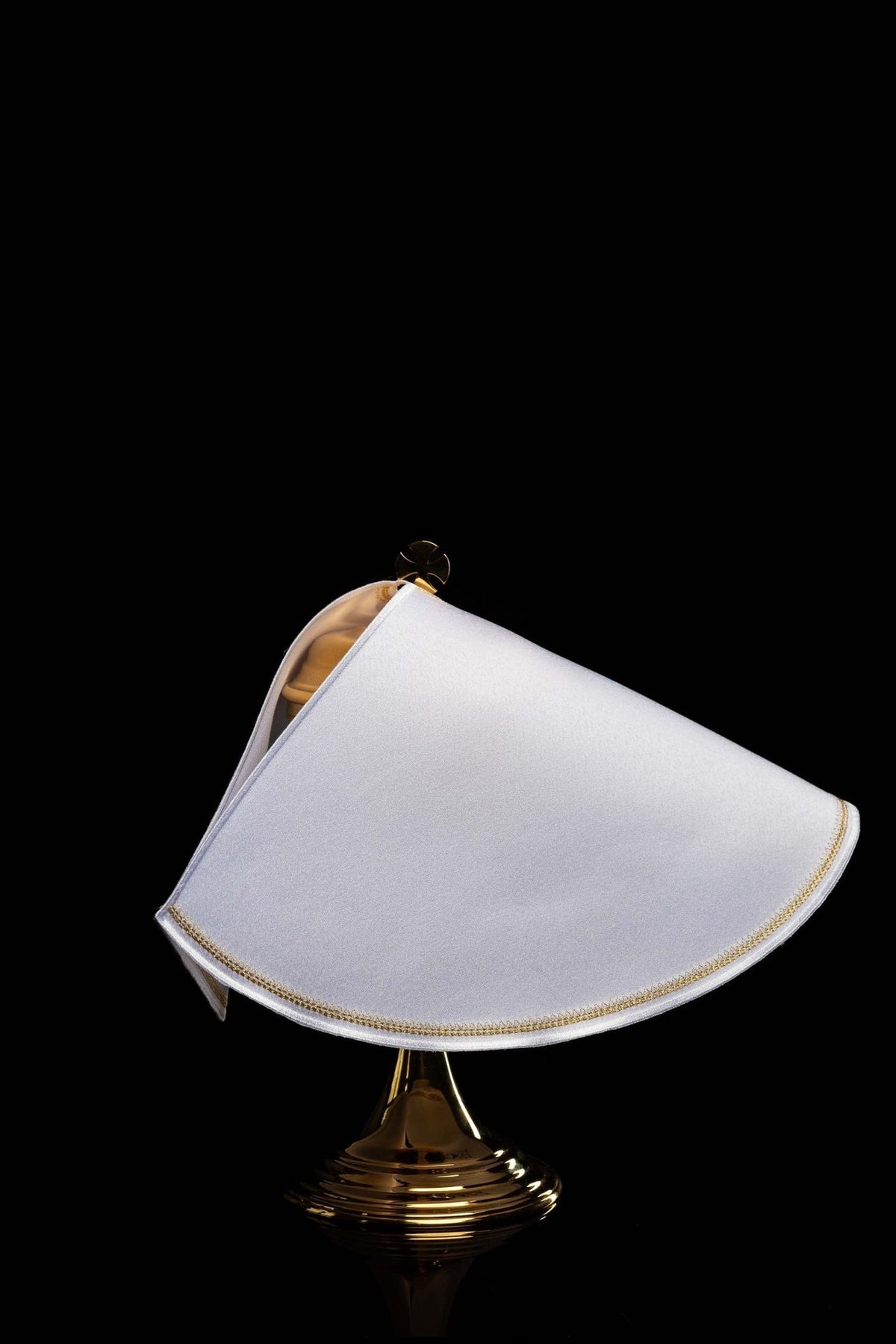 White ciborium veil, back view with gold edging