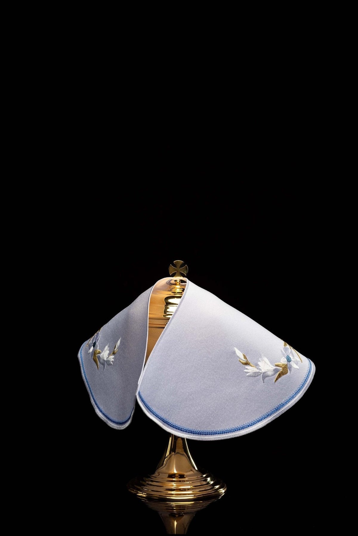 Ciborium veil, back view in white with light blue edging and embroidered floral motifs