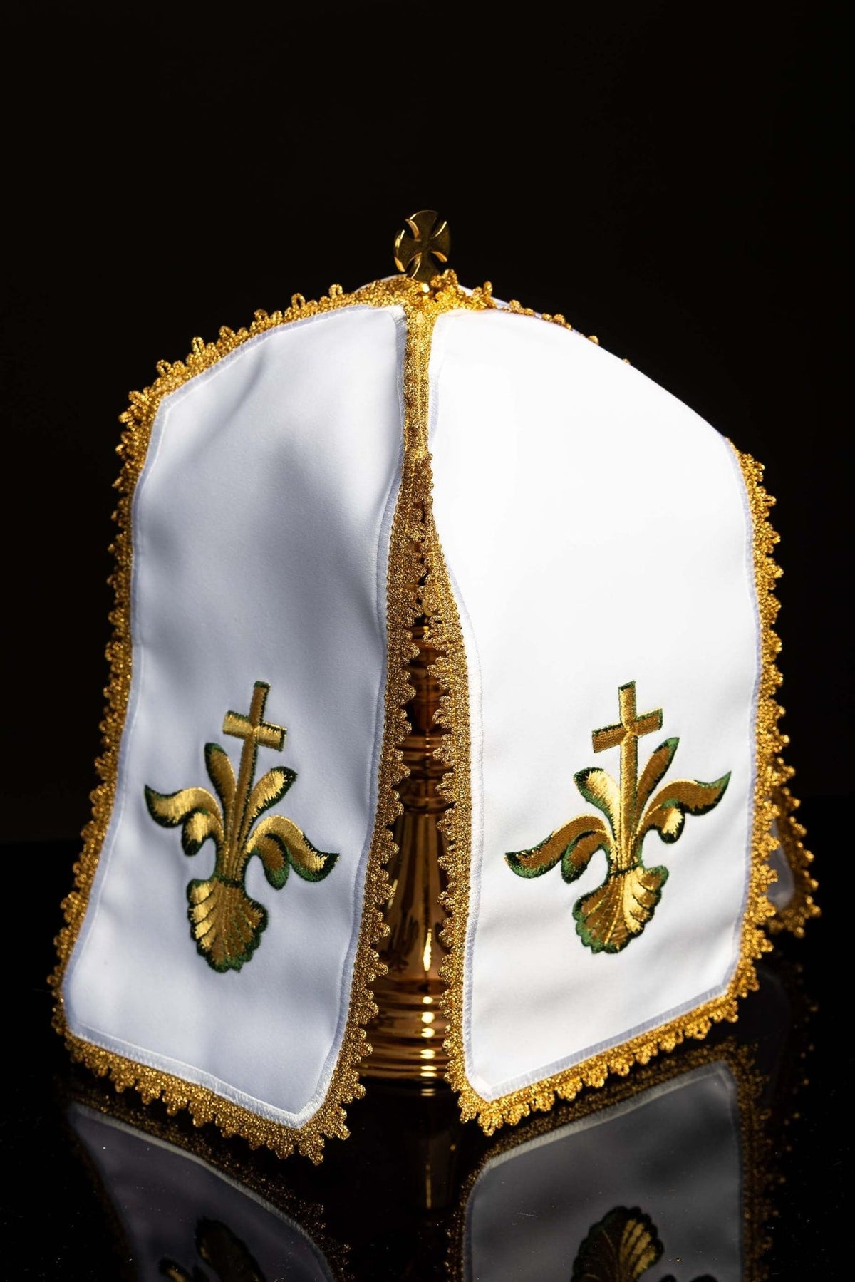 Ciborium veil front close-up with white panels, gold edging and matching cross embroidery