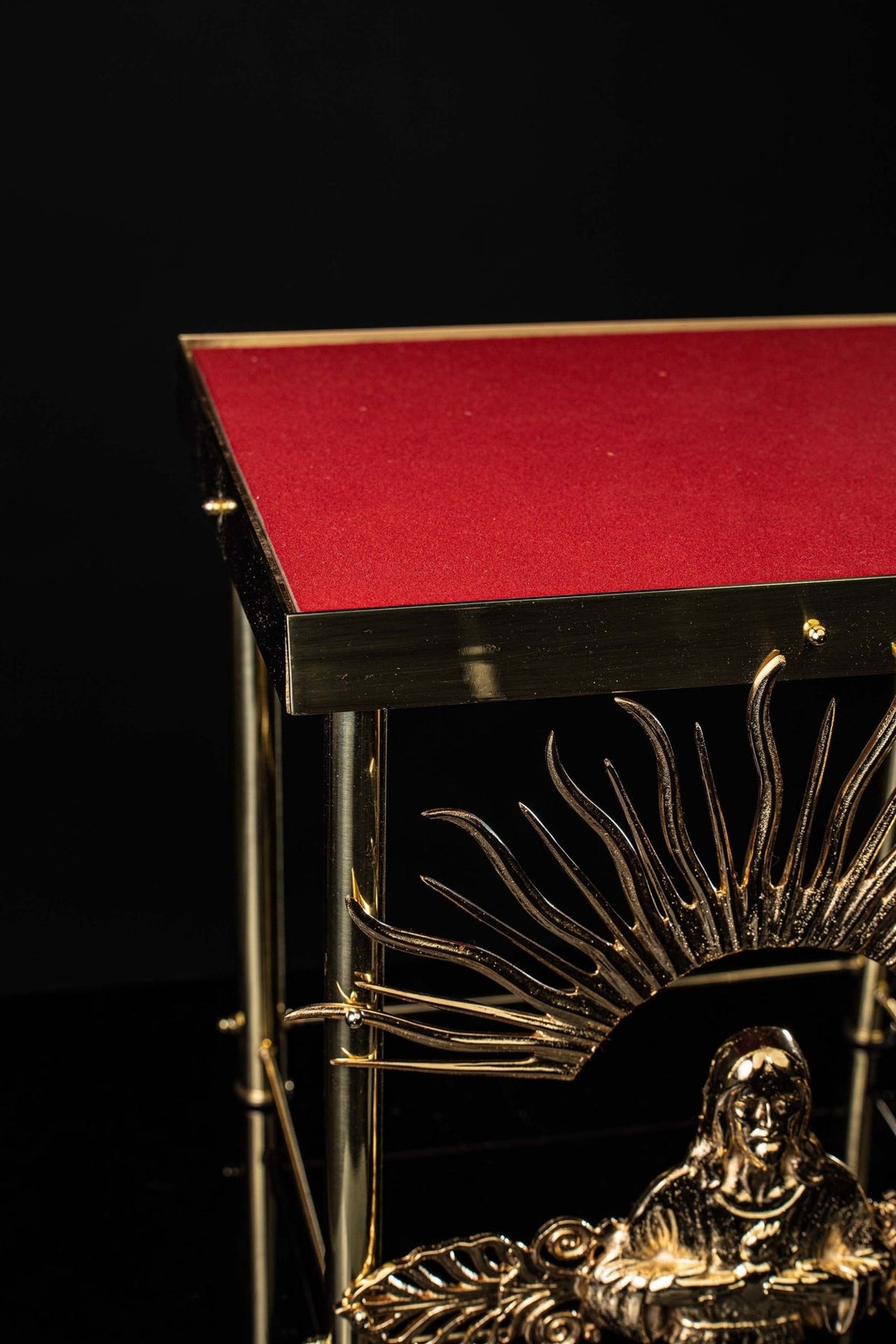 Thabor table close-up showing the red backing and gold-trimmed top