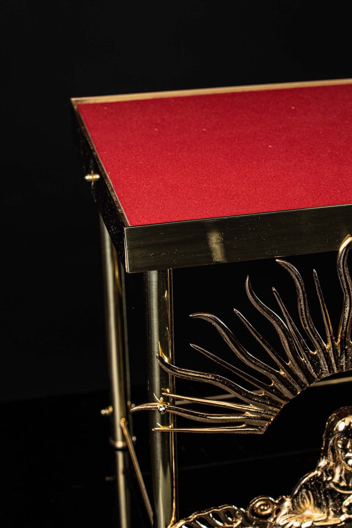 Thabor table top detail showing red backing, gold trim and black frame