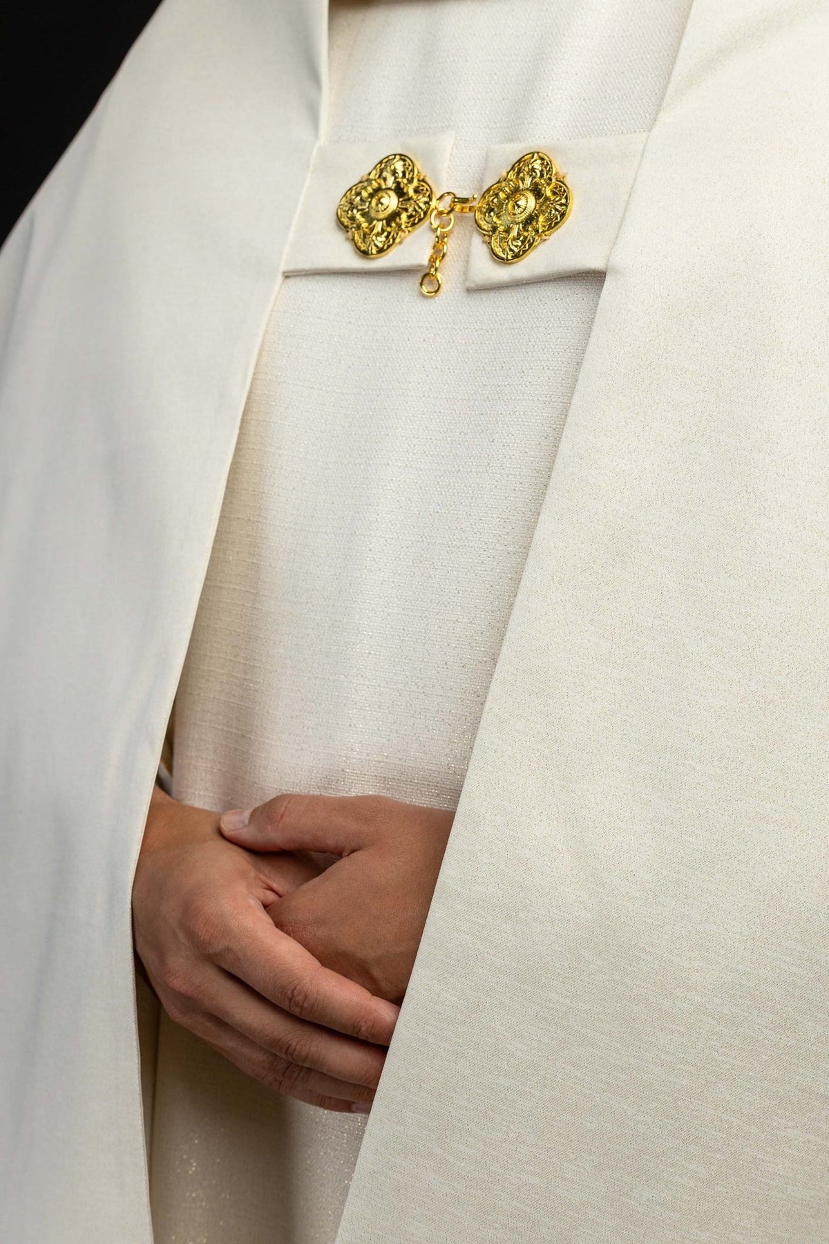 Humeral veil front fastening with ornate gold clasp