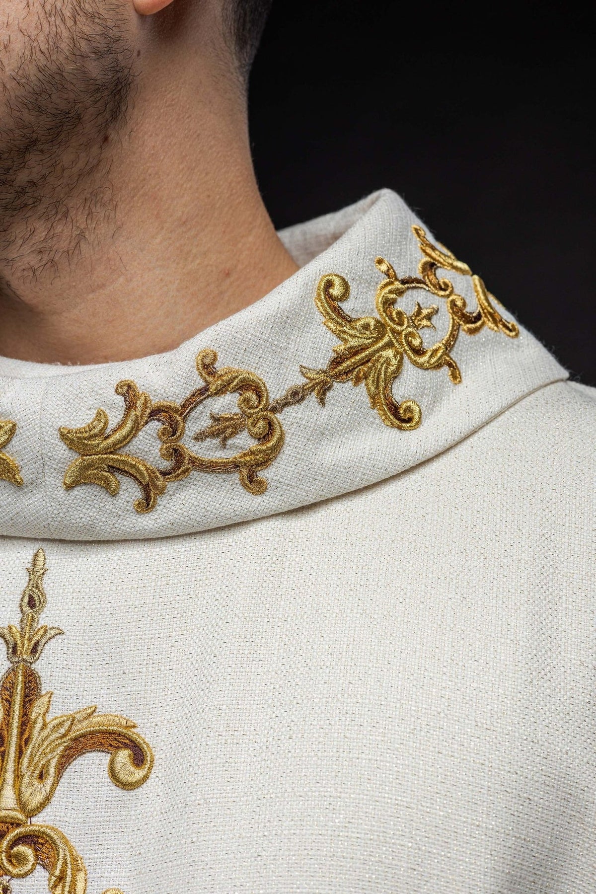 Catholic chasuble, close-up of the white stand-up collar with gold embroidered motifs