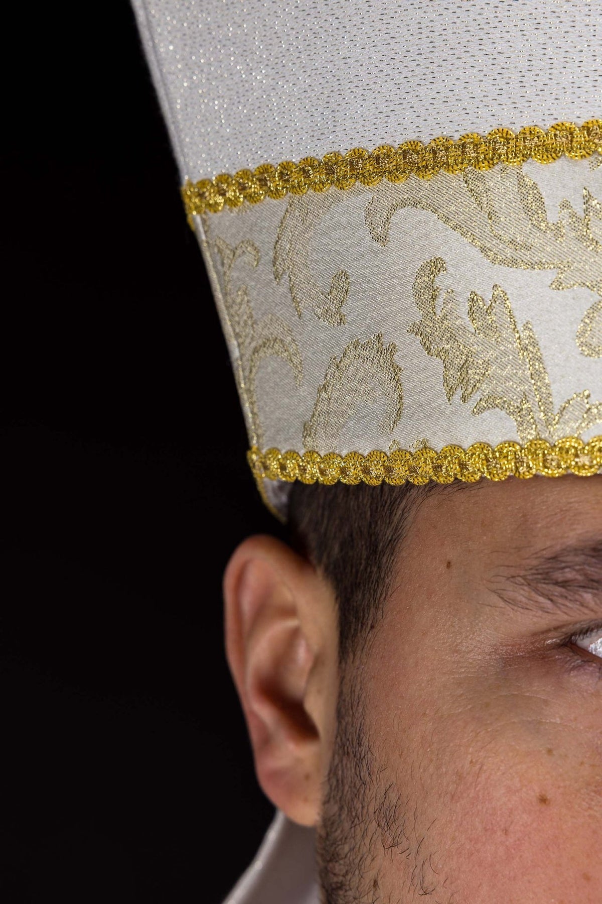 Ecru miter detail showing gold trim and jacquard fabric