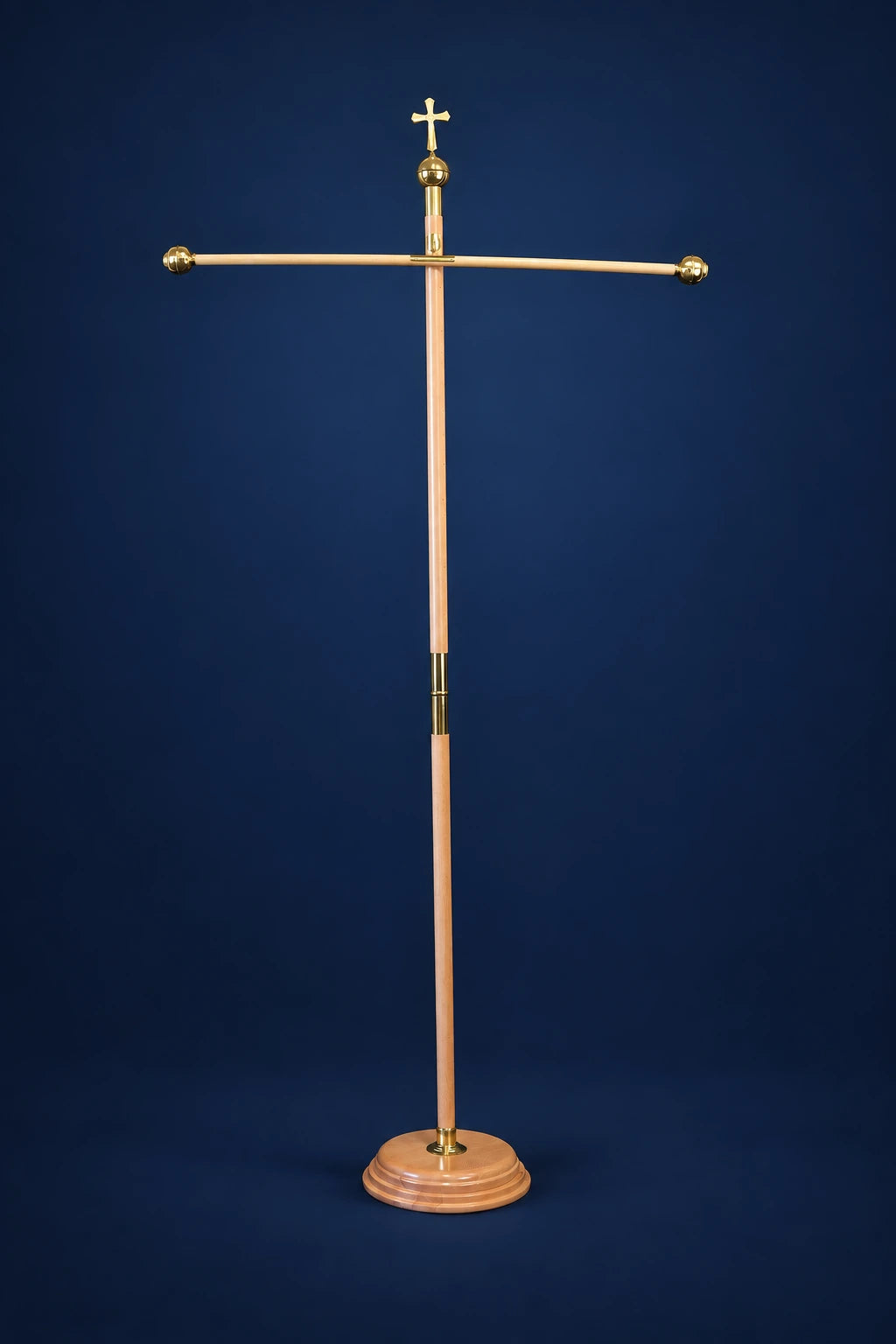 Light wood banner pole with cross finial and horizontal crossbar on a round base, front view