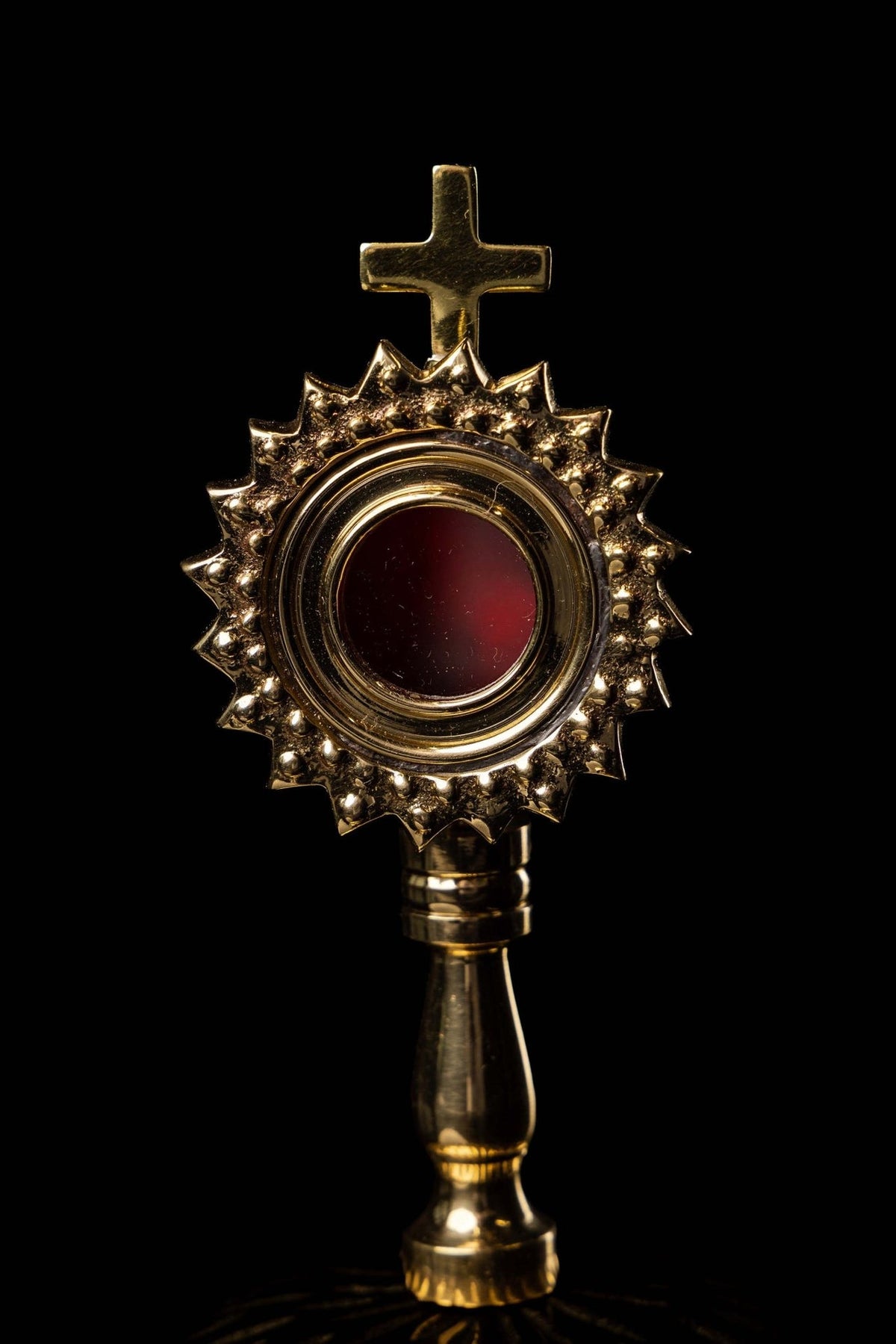 Mały relikwiarz liturgiczny wykonany z mosiądzu