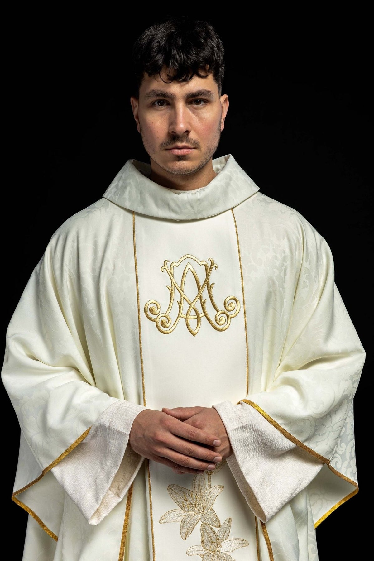 Maryjny Ornat liturgiczny z haftowanymi liliami