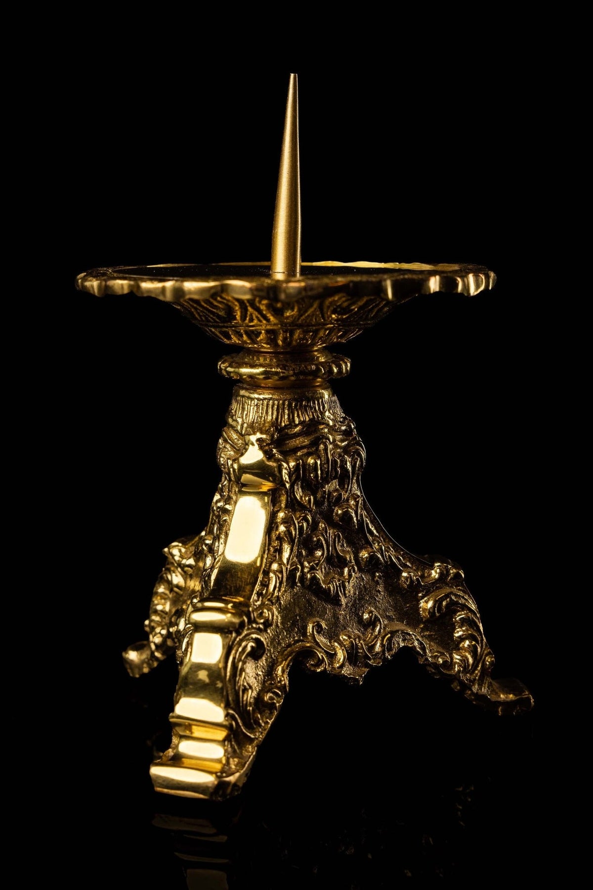 Mosiężny lichtarz liturgiczny