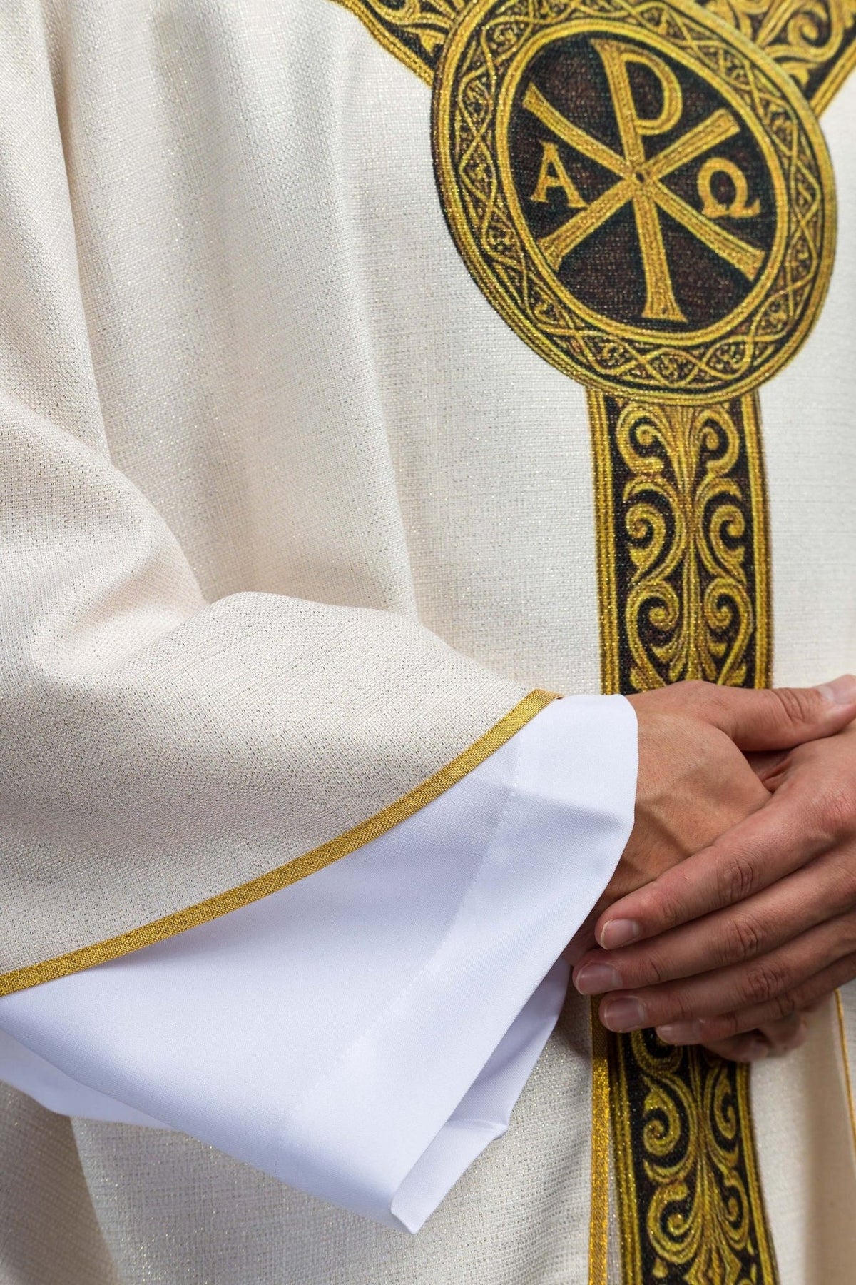 Ornat drukowany Pax Ecru z bogatym złotym zdobieniem