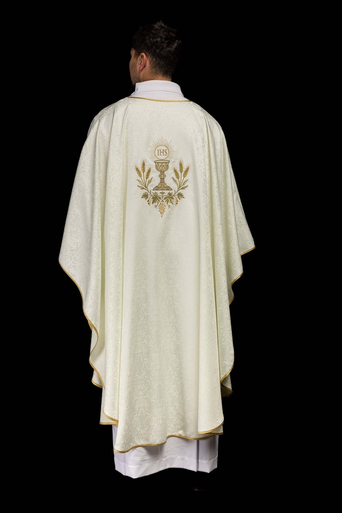 Ornat liturgiczny ecru z haftem kielicha i hostii na tkaninie żakardowej