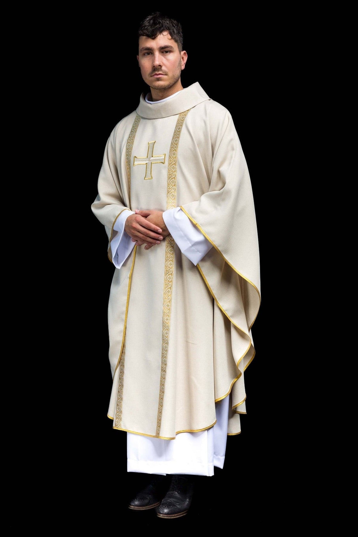 Ornat liturgiczny ecru z haftowanym krzyżem i taśmami żakardowymi