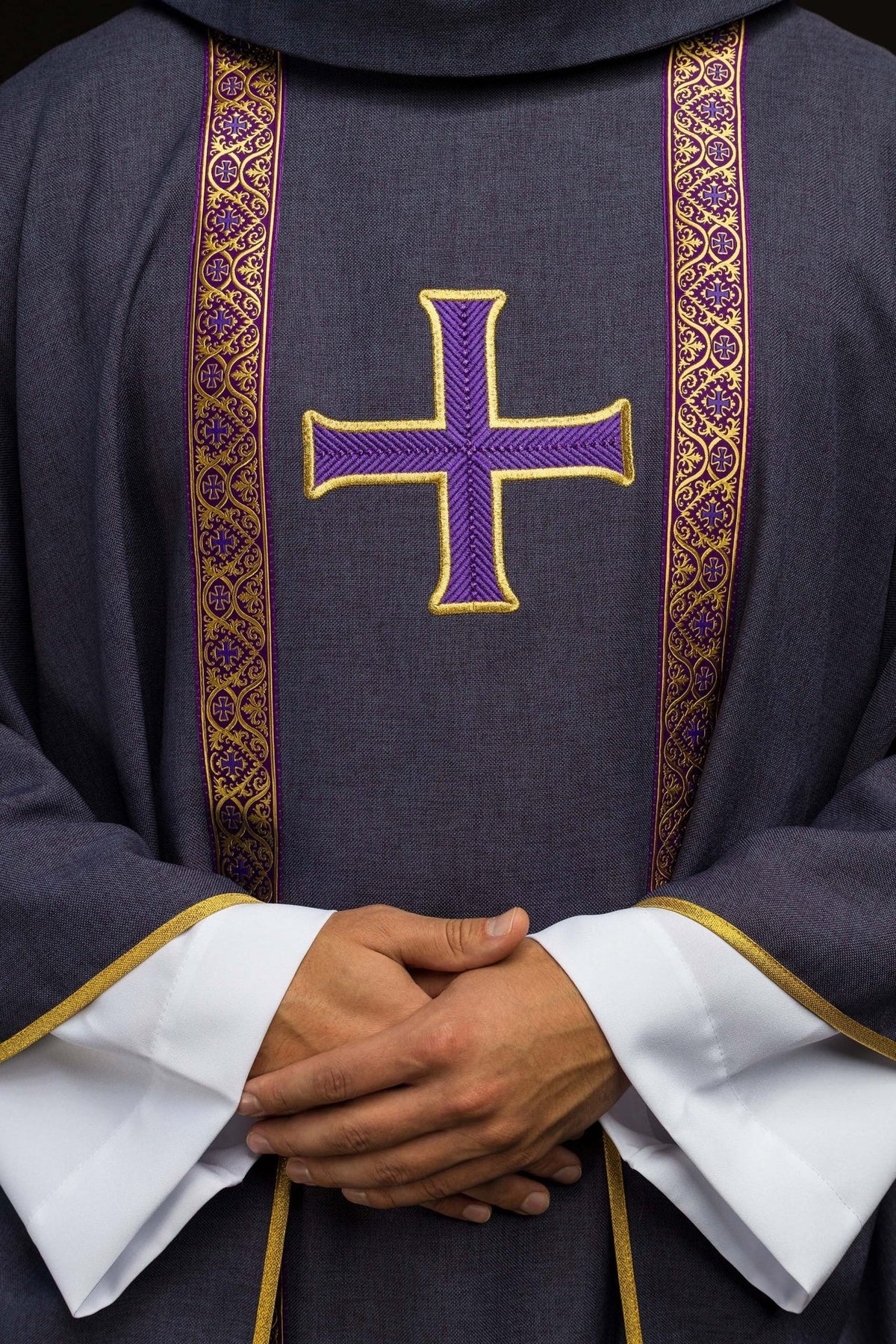 Ornat liturgiczny fioletowy z haftowanym krzyżem i taśmami żakardowymi
