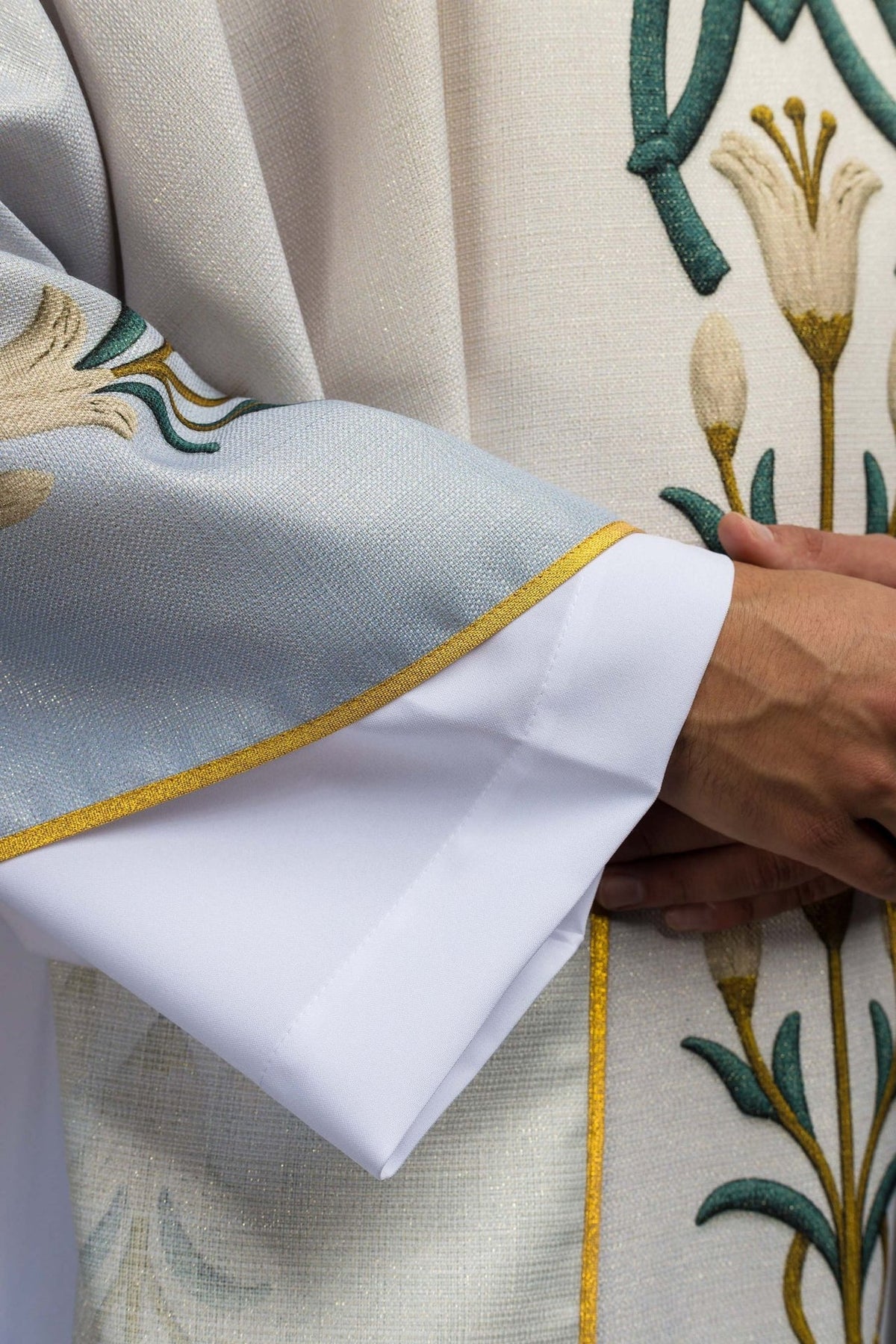 Ornat Maryjny drukowany ze wzorem lilii i monogramem niebiesko - ecru