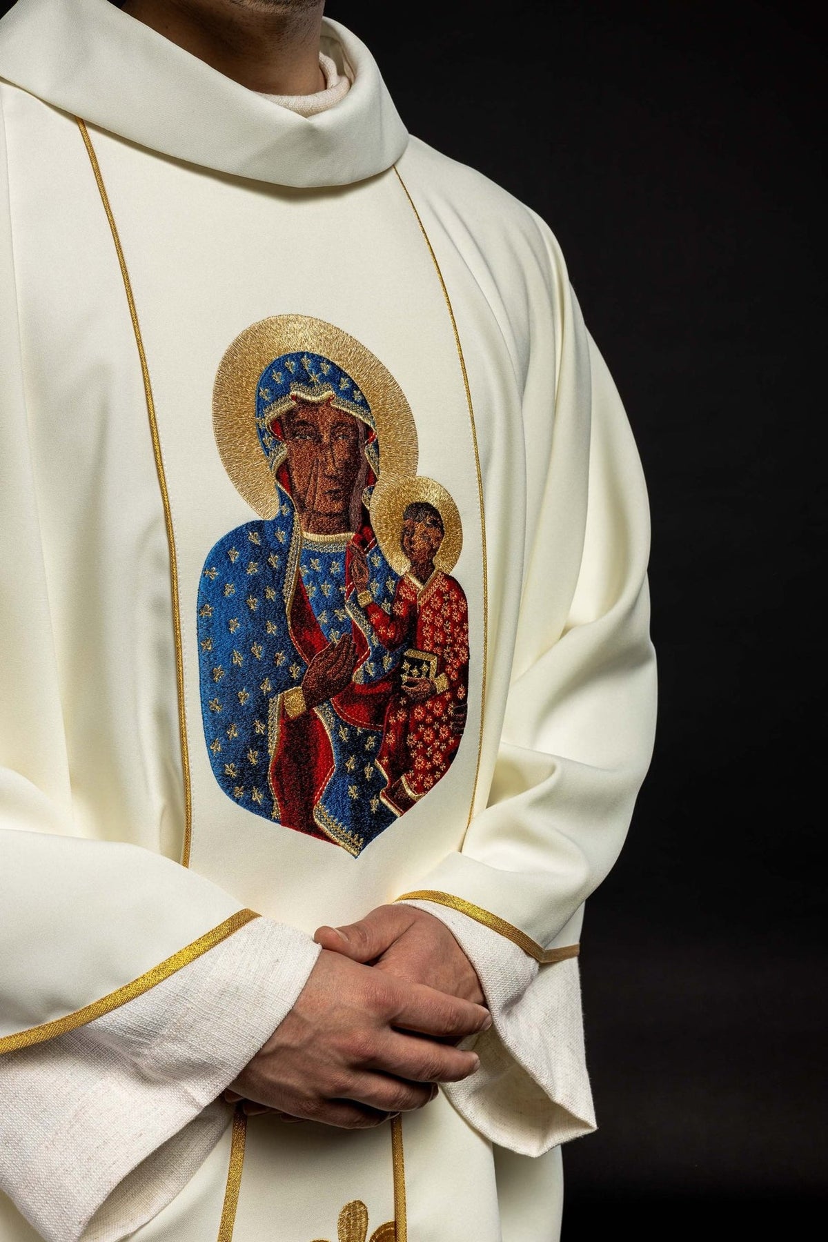 Ornat Matki Boskiej Częstochowskiej w kolorze ecru