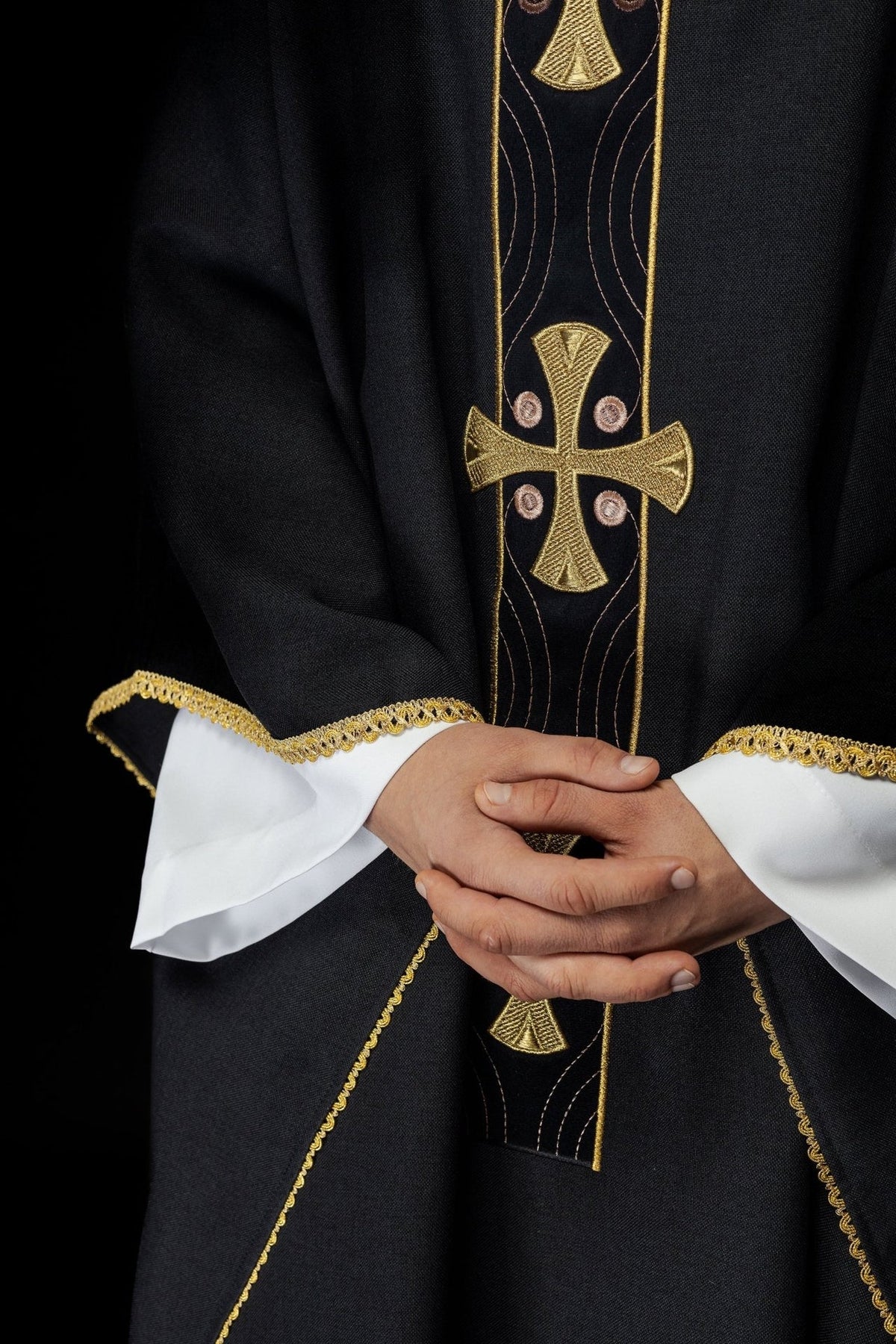 Ornat w haftowane złote krzyże i lamówkę na kołnierzu w kolorze czarnym