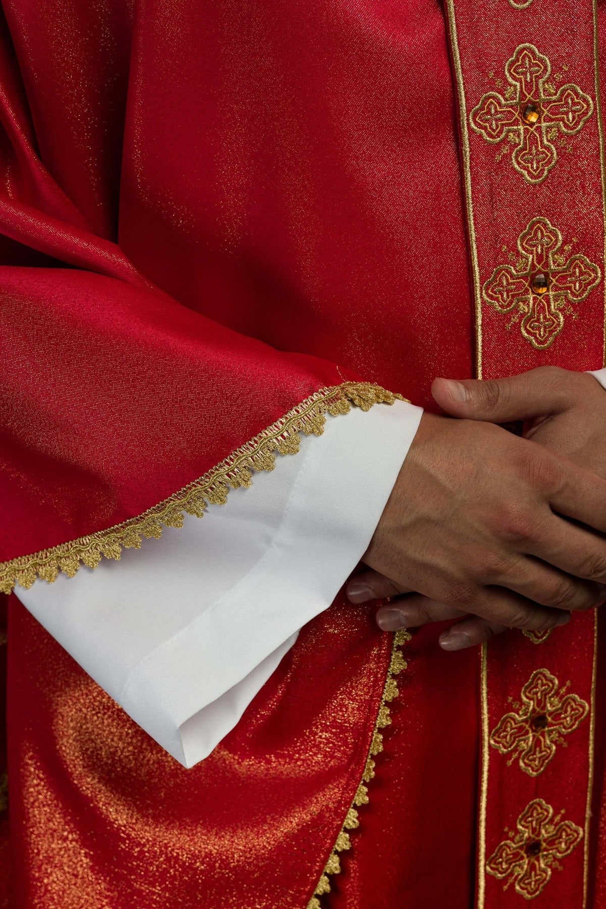 Ornat w kolorze czerwonym z haftowanym pasem i kołnierzem ozdobiony kamieniami