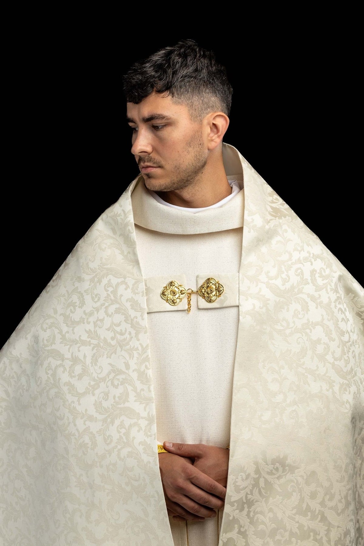 Humeral veil front view in ecru jacquard fabric with gold clasp