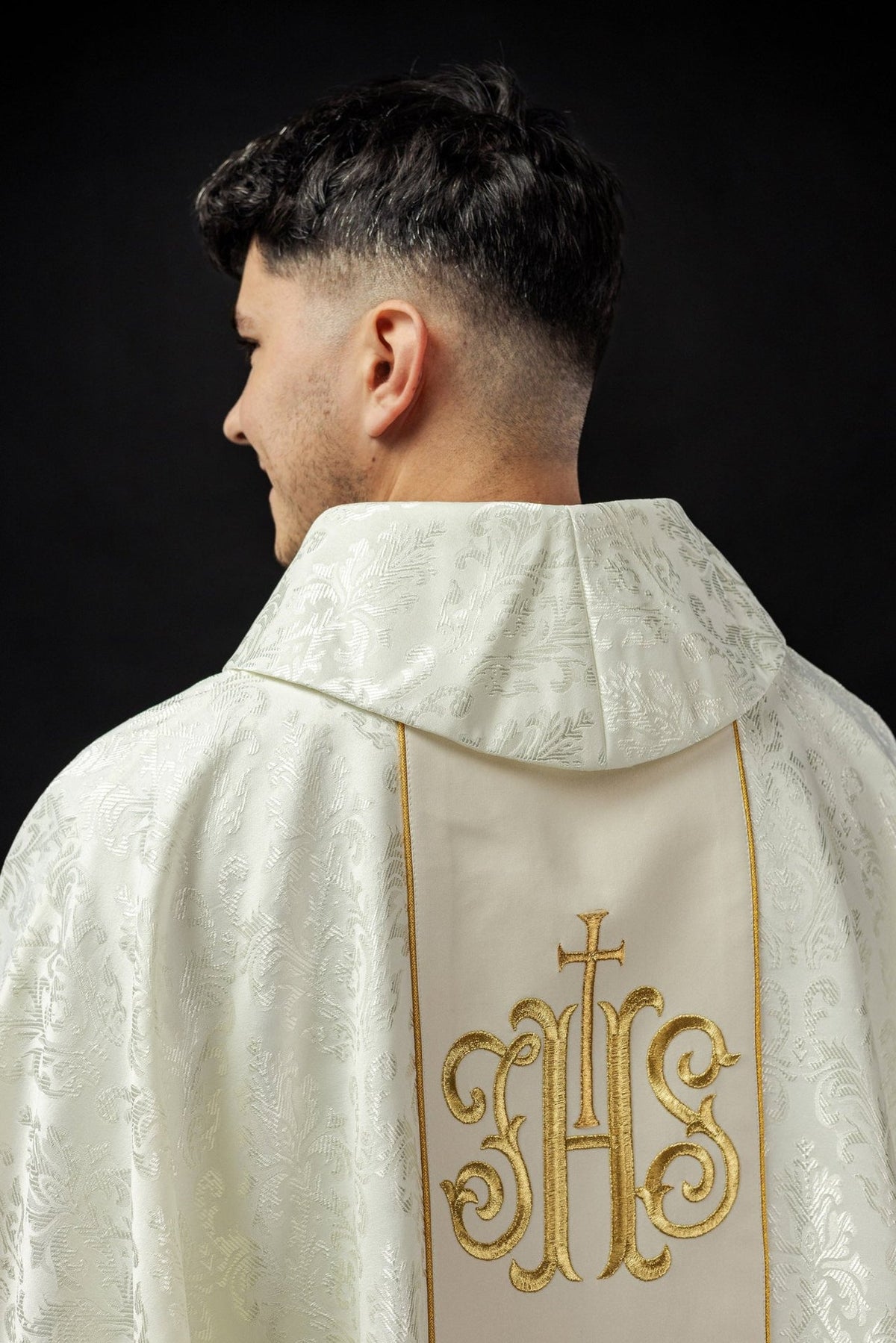 Ecru chasuble close-up of the stand-up collar, gold trim and IHS embroidery